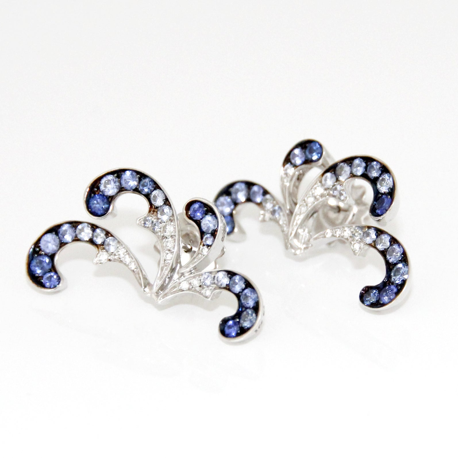 Stefan Hafner Boucles d'oreilles en or blanc 18 carats, diamants et saphirs bleus