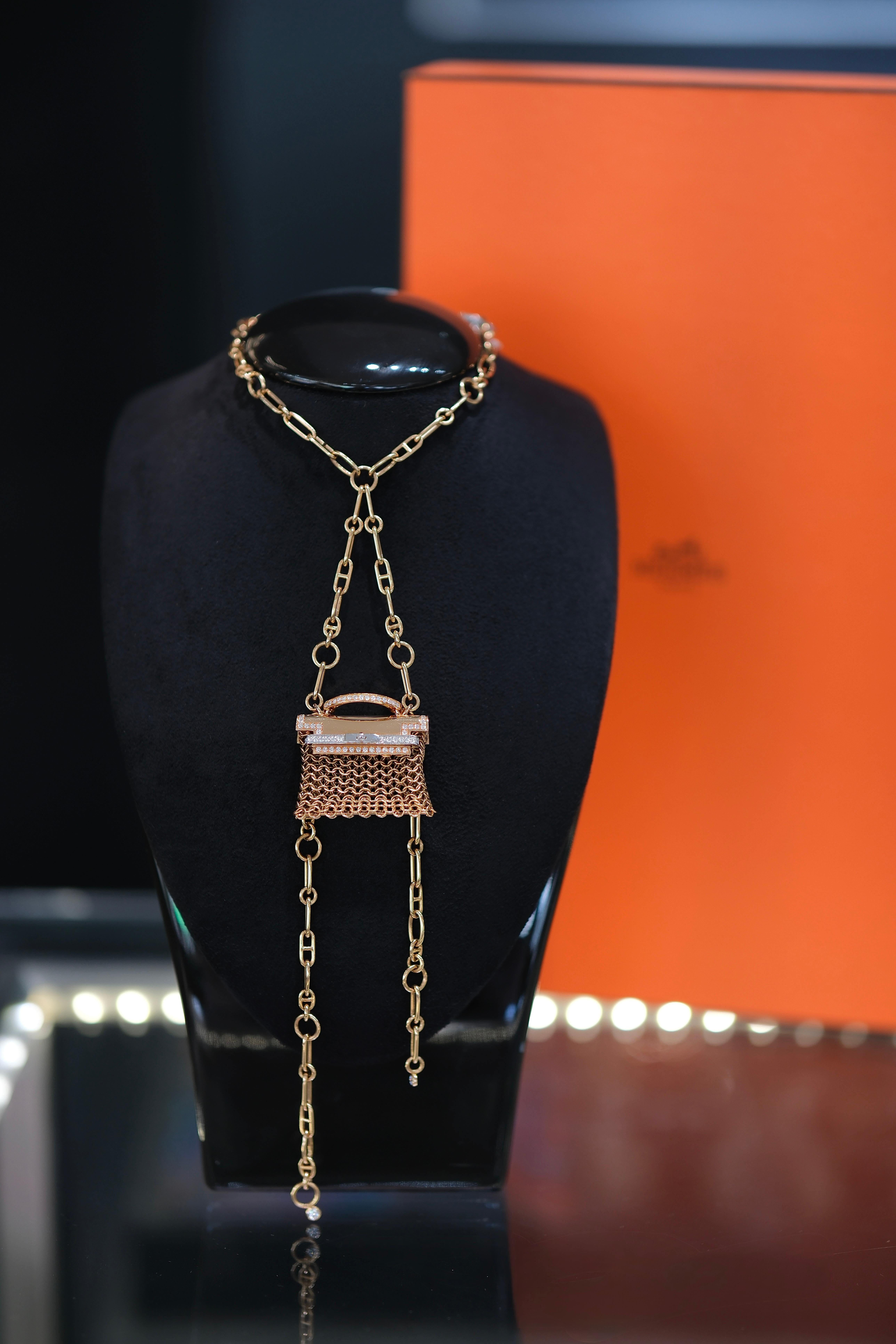 Sautoir en or rose serti de diamants avec fermeture à genouillère

Fabriqué en France

Or rose 750/1000

Sautoir en or rose serti de diamants avec fermeture à genouillère

Fabriqué en France

Or rose 750/1000

Avec 130 diamants ronds de taille