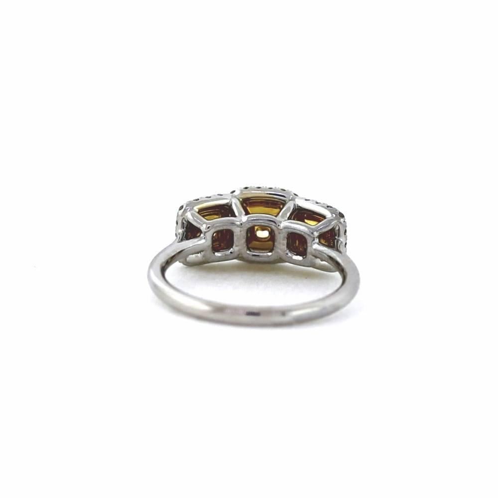 Klassischer Classic .56 Karat Gia zertifizierter Fancy Gelber Dreistein-Diamant-Gold-Halo-Ring im Zustand „Neu“ im Angebot in Scottsdale, AZ