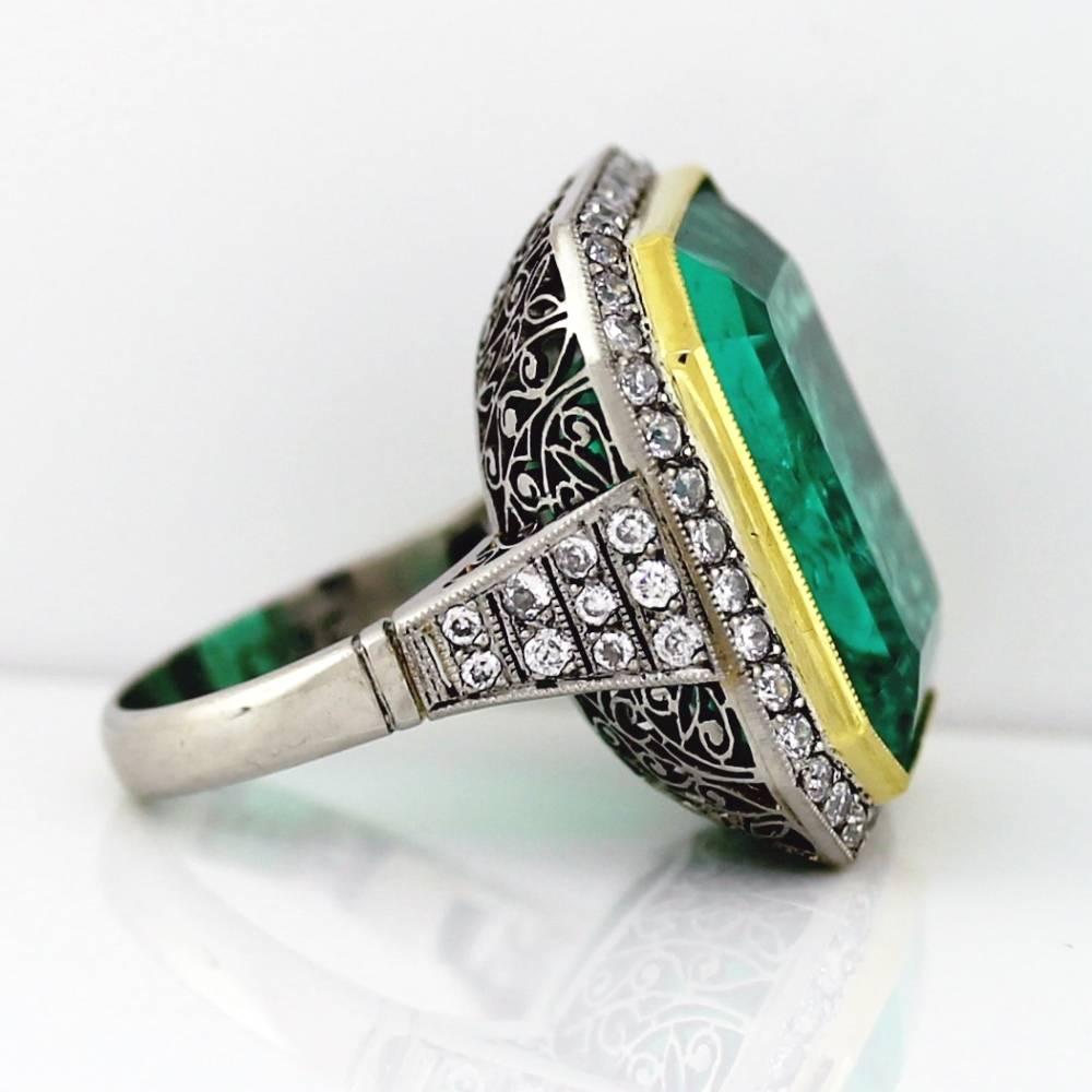 Magnificent Green Columbian Emerald Ring with Diamonds In Excellent Condition In Scottsdale, AZ