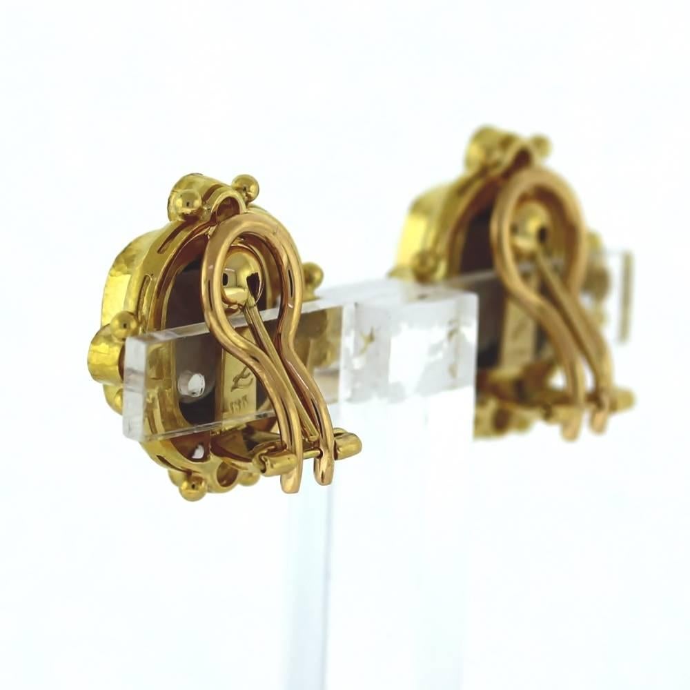 Classic Elizabeth Locke... Easy to wear Earrings featuring cushion cut Smoky Quartz Gem Stones in 18k Yellow Gold.  Beautiful look!


Elizabeth Locke draws on a lifelong fascination with the antique jewelry of the Etruscans, Greeks and Romans as she