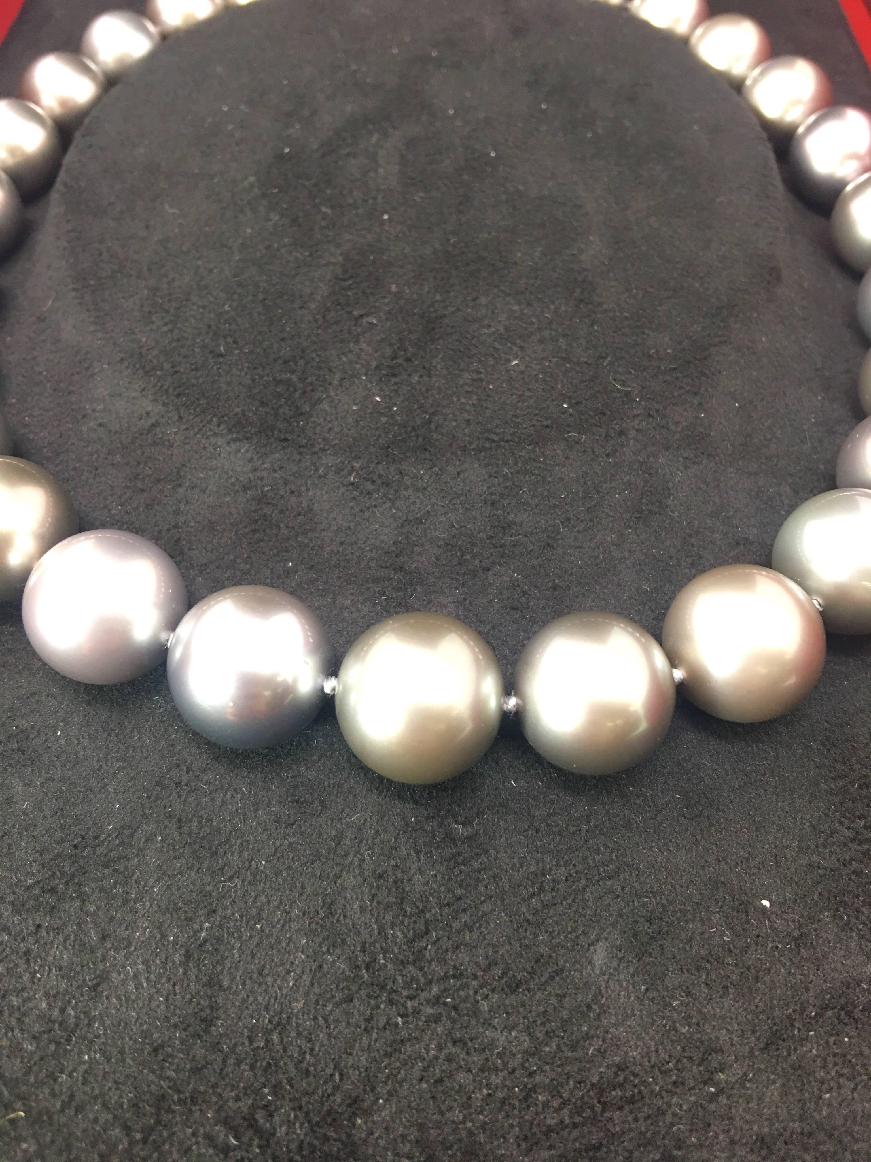 Wunderschönes Collier aus Tahiti-Perlen von Cartier... 27 grau-violette Perlen.  Jede Perle ist zwischen 14-16 mm groß.  Die Kette wird mit einem Verschluss aus Weißgold verschlossen, der mit Diamanten in Collection'S-Qualität besetzt ist. Die