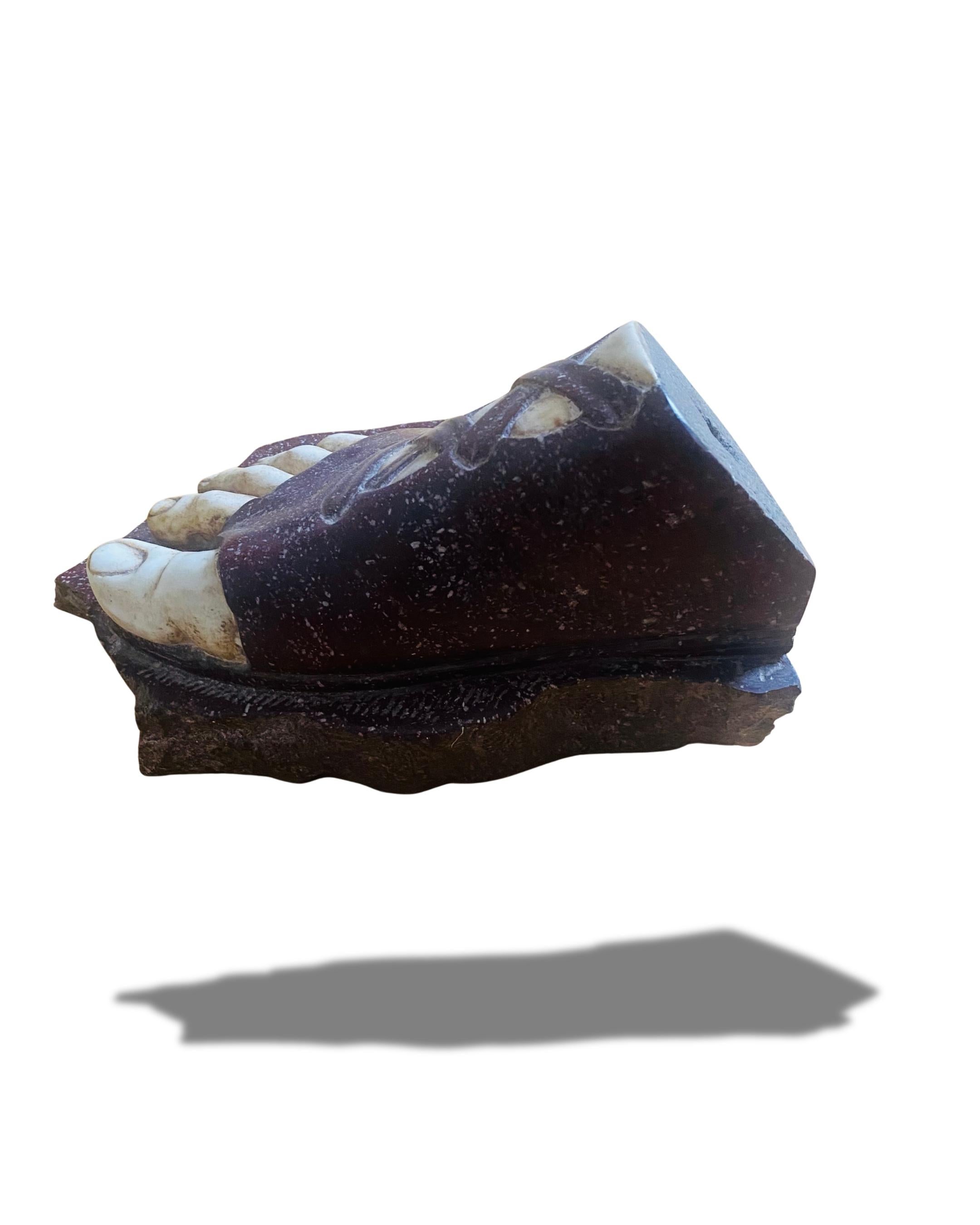 Un frammento di eternità, questo piede in porfido rosso antico incarna la forza e la raffinatezza della scultura classica. Conserva l’eco del Grand Tour, quando viaggiatori colti ne avrebbero fatto un prezioso souvenir per evocare l’aura di Roma e