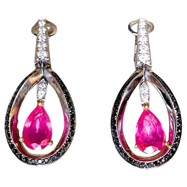 Orecchini “Goccia Rossa” in oro 750‰ dal design elegante e contemporaneo, realizzati con grande cura dei dettagli e perfetto equilibrio tra forma e luce. La struttura sinuosa, ispirata al movimento di una goccia, accoglie diamanti bianchi taglio