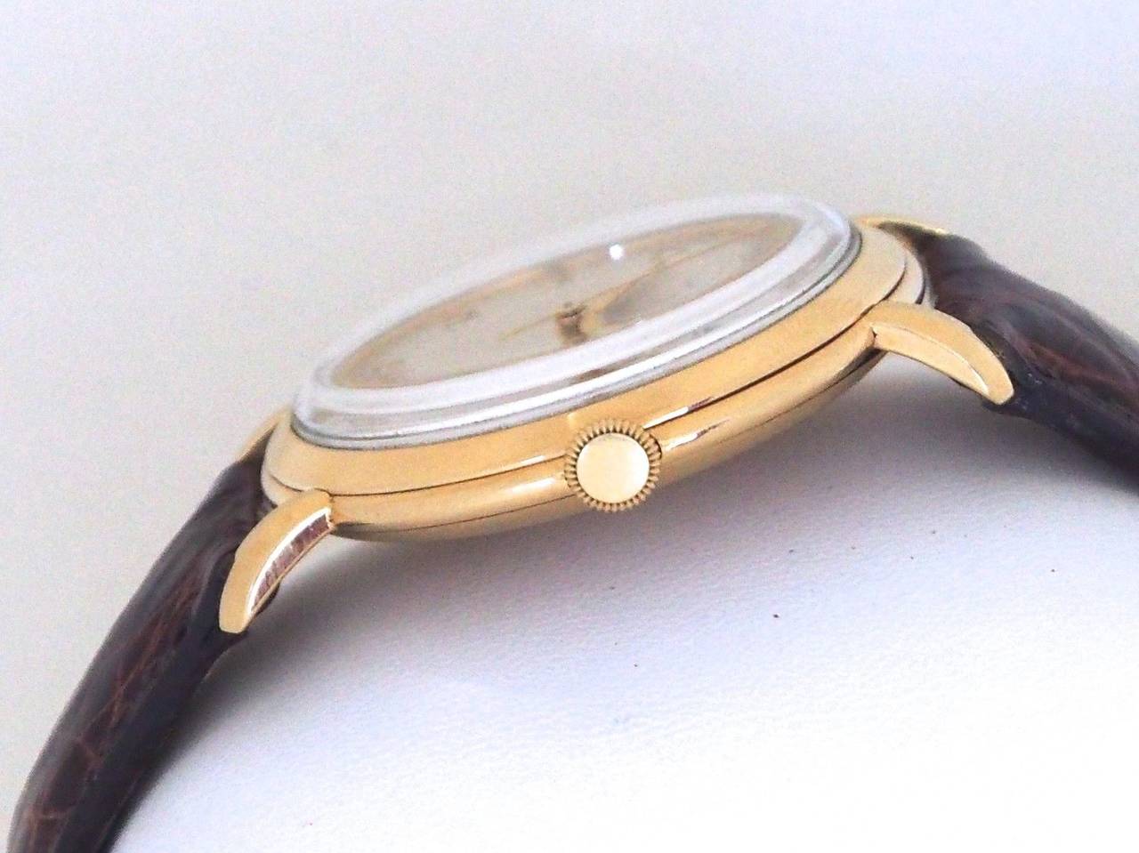 IWC Vintage 18K Gold Cal. 89 w/ Fancy Lugs & Rare Dial - Circa 1940's In Excellent Condition In Los Angeles, CA