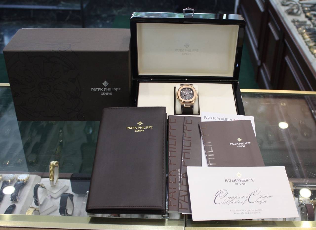 Brand Name	Patek Philippe
Style Number	5712R
Also Called	5712 R
Series	Nautilus
Gender	Gents
Case Material	18k Rose Gold
Dial Color	Black-Brown
Movement	Automatic
Engine	Patek Philippe Caliber 240 PS IRM C LU (21,600 vph, Gyromax
