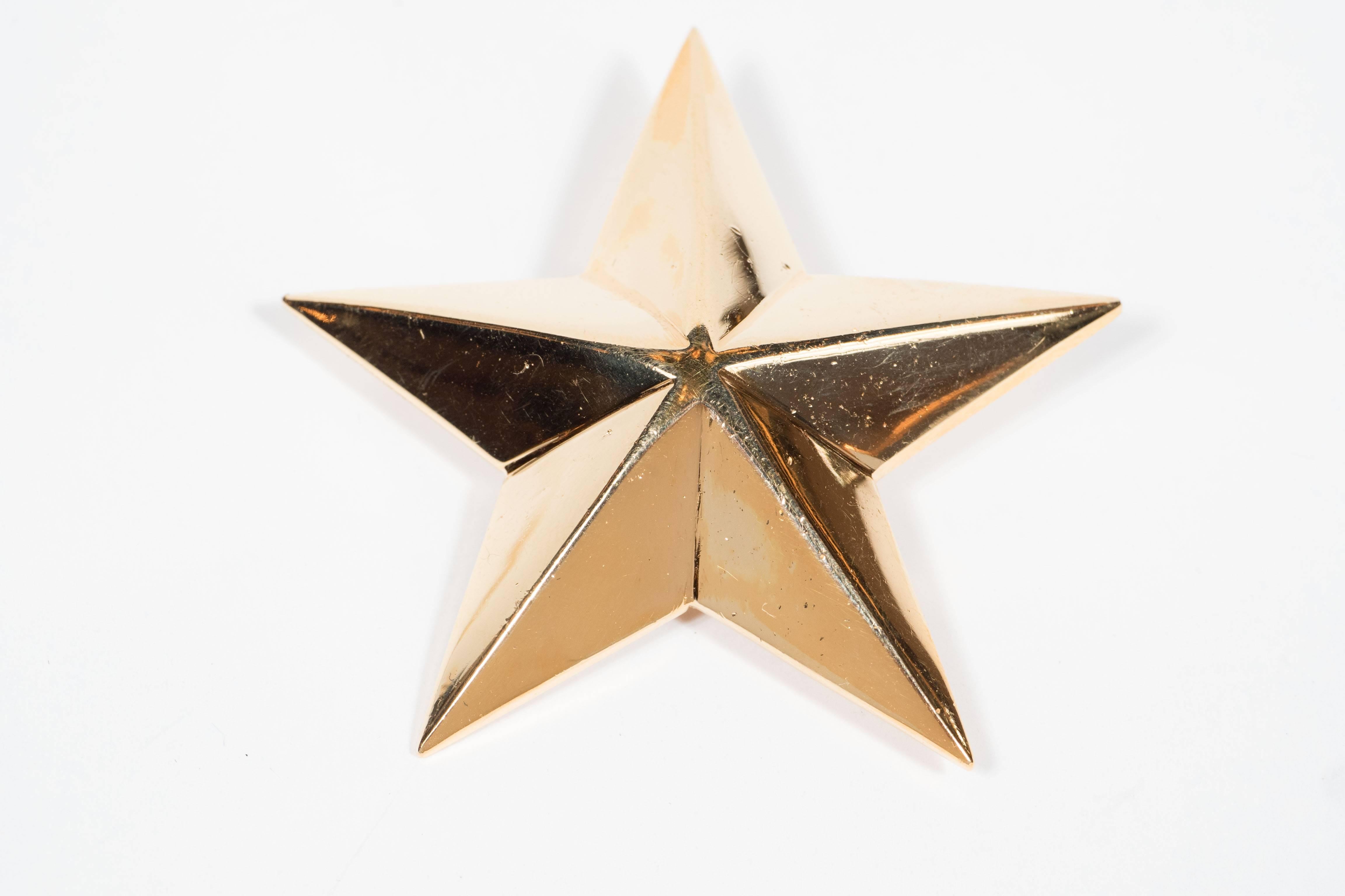 This stunning 18k yellow gold star brooch was realized by illustrious Viennese-American jewelry firm Demner, circa 1970. Demner is a third-generation Viennese jewelry atelier founded in 1947. The family owned company has remained prominent Madison