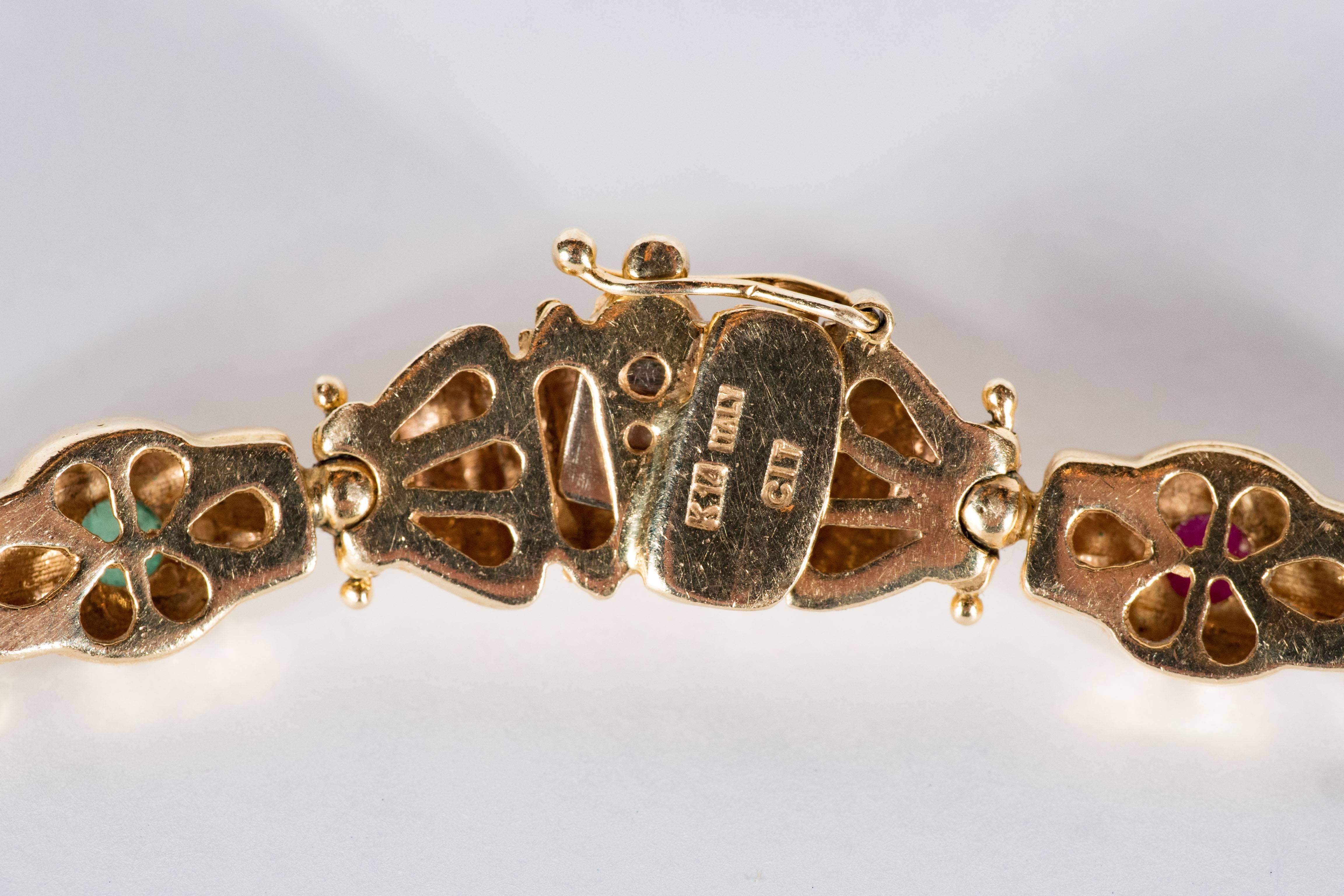 Modernistische modernistische italienische klassische Halskette mit Cabochon-Rubinen, Smaragden und Saphiren in Gold im Zustand „Hervorragend“ in New York, NY