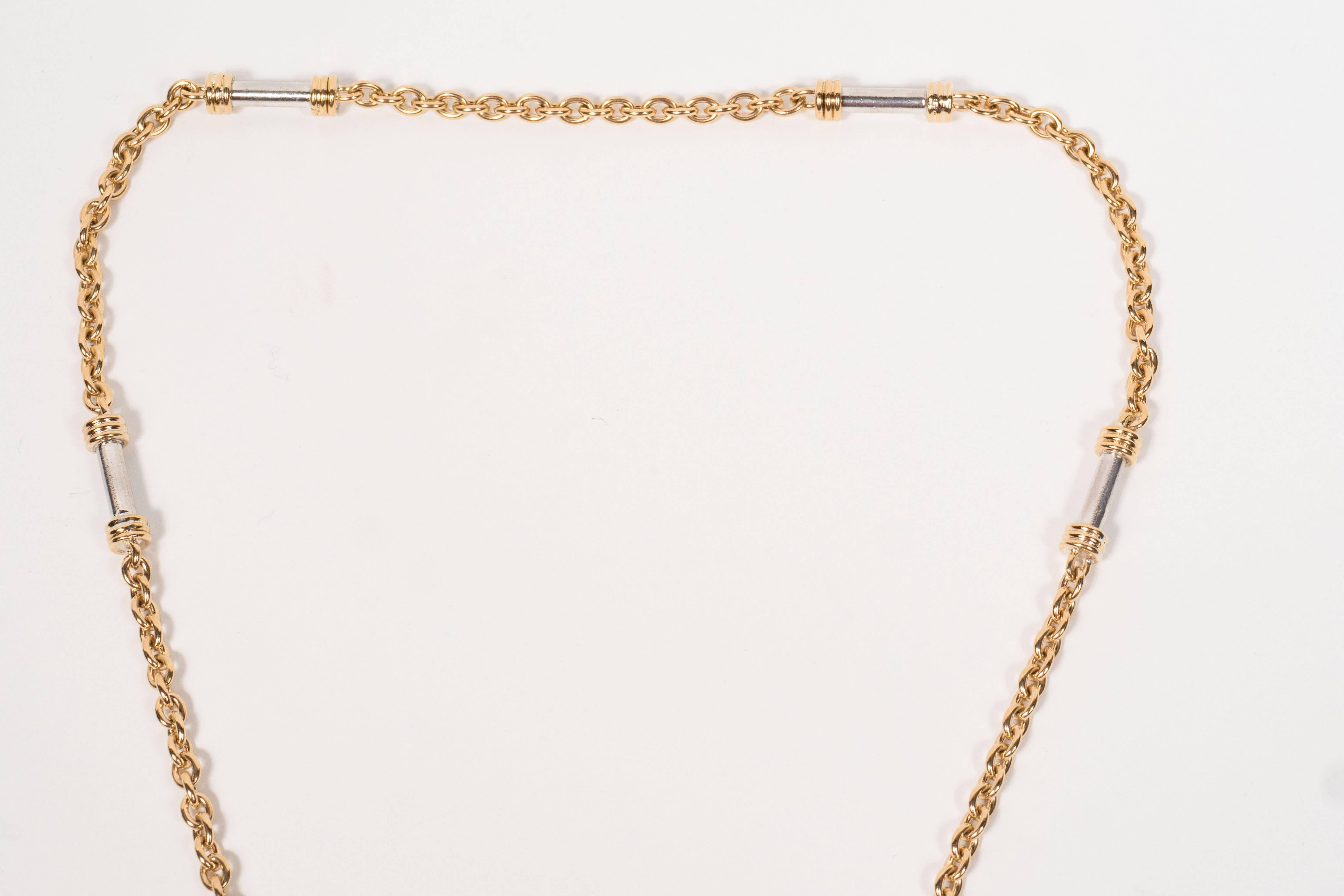 Questo splendido ciondolo è stato realizzato dall'illustre atelier greco Zolotas e fatto a mano in Francia, intorno al 1970. È composto da oro giallo 18 carati e argento sterling. La sua forma in toni metallici alternati rappresenta il tridente di
