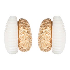 Mid-Century Ohrringe mit geschnitzter weißer Koralle und strukturiertem Gold-Doppelreihen-Creolen