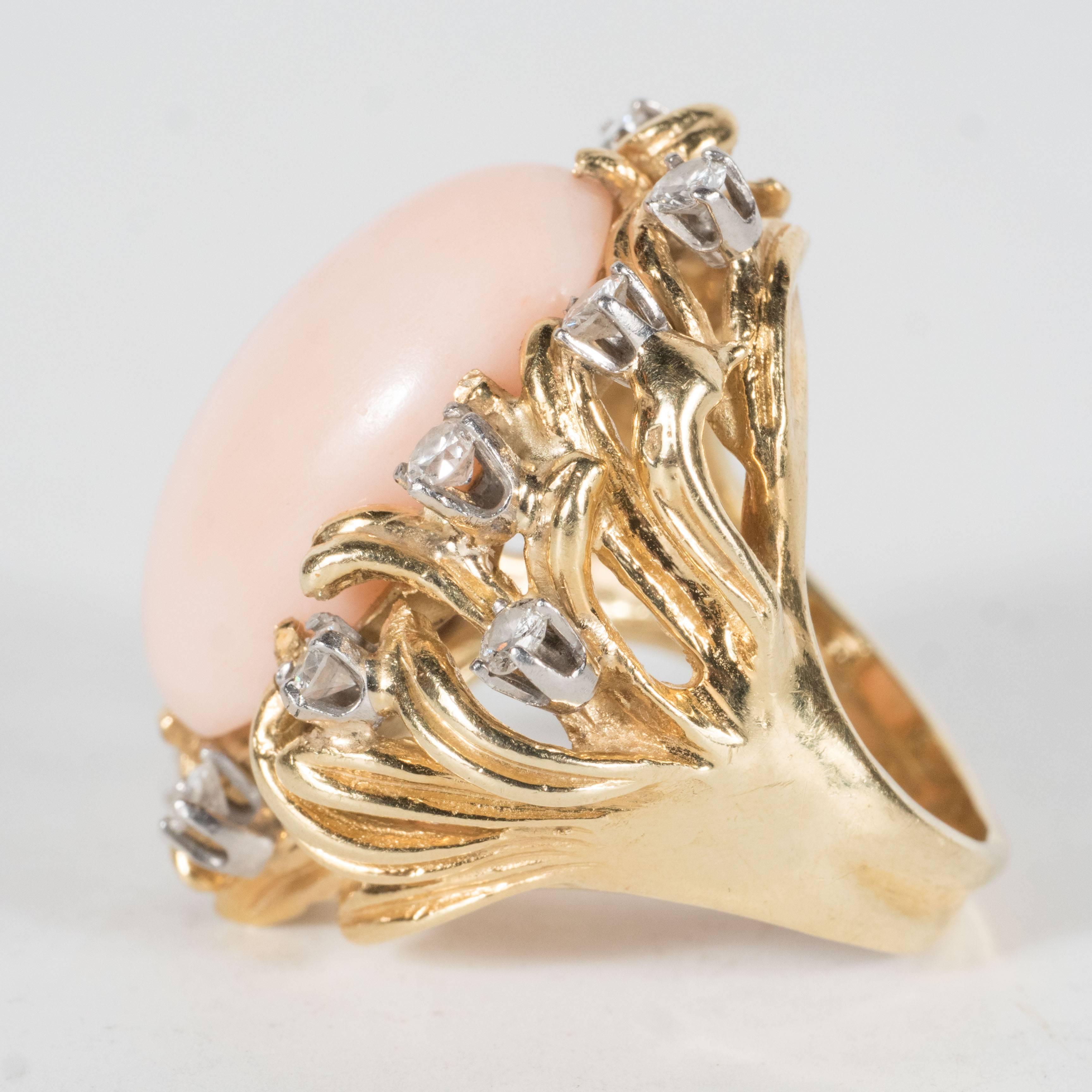 Gold-Kuppelring mit Engelskoralle und Diamant aus der Mitte des Jahrhunderts im Zustand „Hervorragend“ in New York, NY