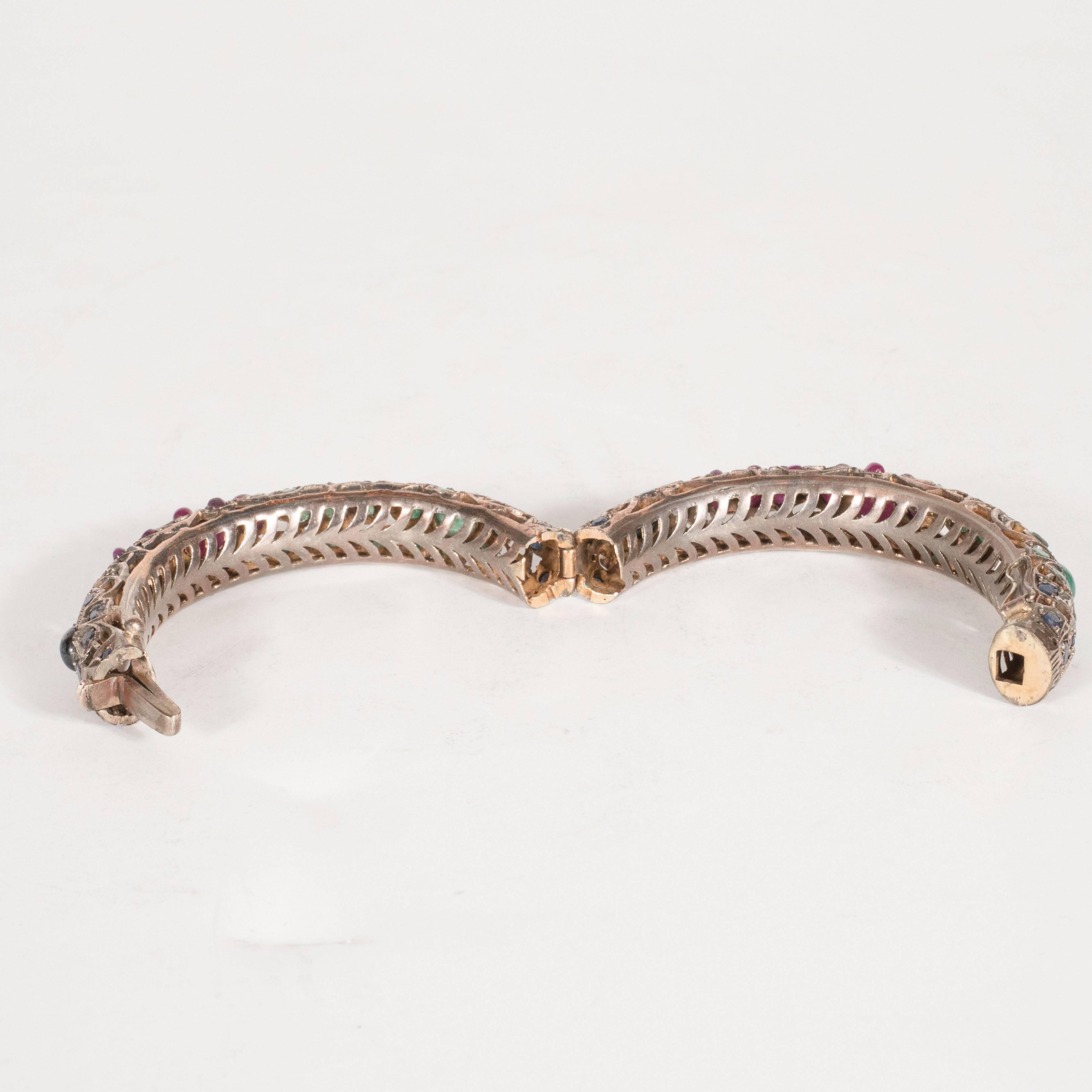 Indische Smaragd-Rubin-Saphir-Weißgold-Armbänder aus der Jahrhundertmitte im Zustand „Hervorragend“ in New York, NY