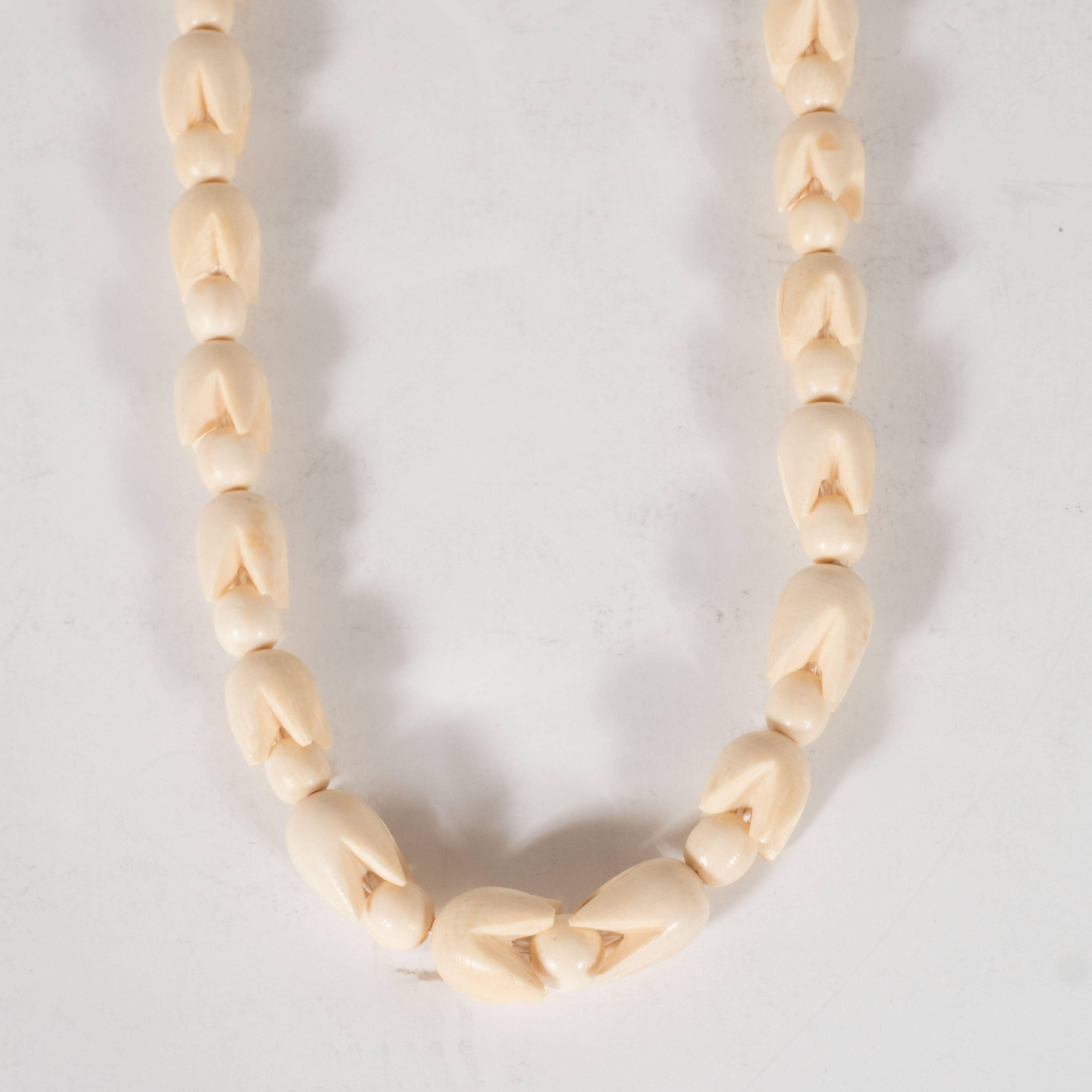 Sophisticated Mid-Century Modernist Graduated Bone Necklace In Excellent Condition In New York, NY