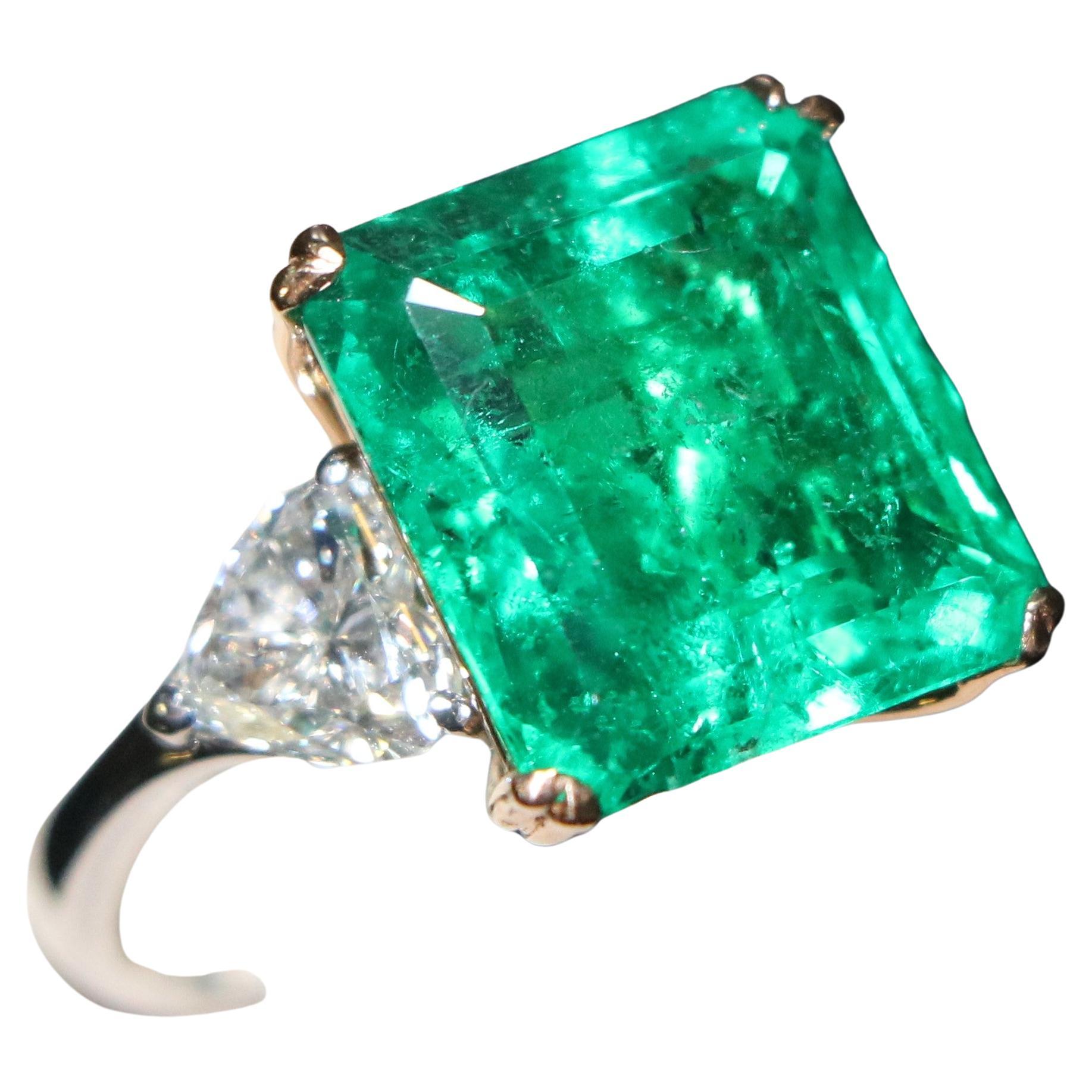 Gioielli Alber Mor
Smeraldo centrale super fine.
Certificato 11,02 carati.
Muzo colombiano Greene & Greene
Anello con diamante.
Un raro Gubelin Certificato Nature
Anello con smeraldo e diamante
Lo smeraldo da 11,02 carati è un Muzo colombiano
Greene