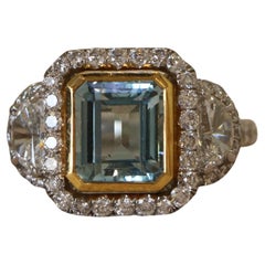 Un anello con diamanti e una pietra di Marin