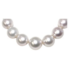 Hakimoto Important collier en perles des mers du Sud d'Australie de 13,5 x 17,5 mm