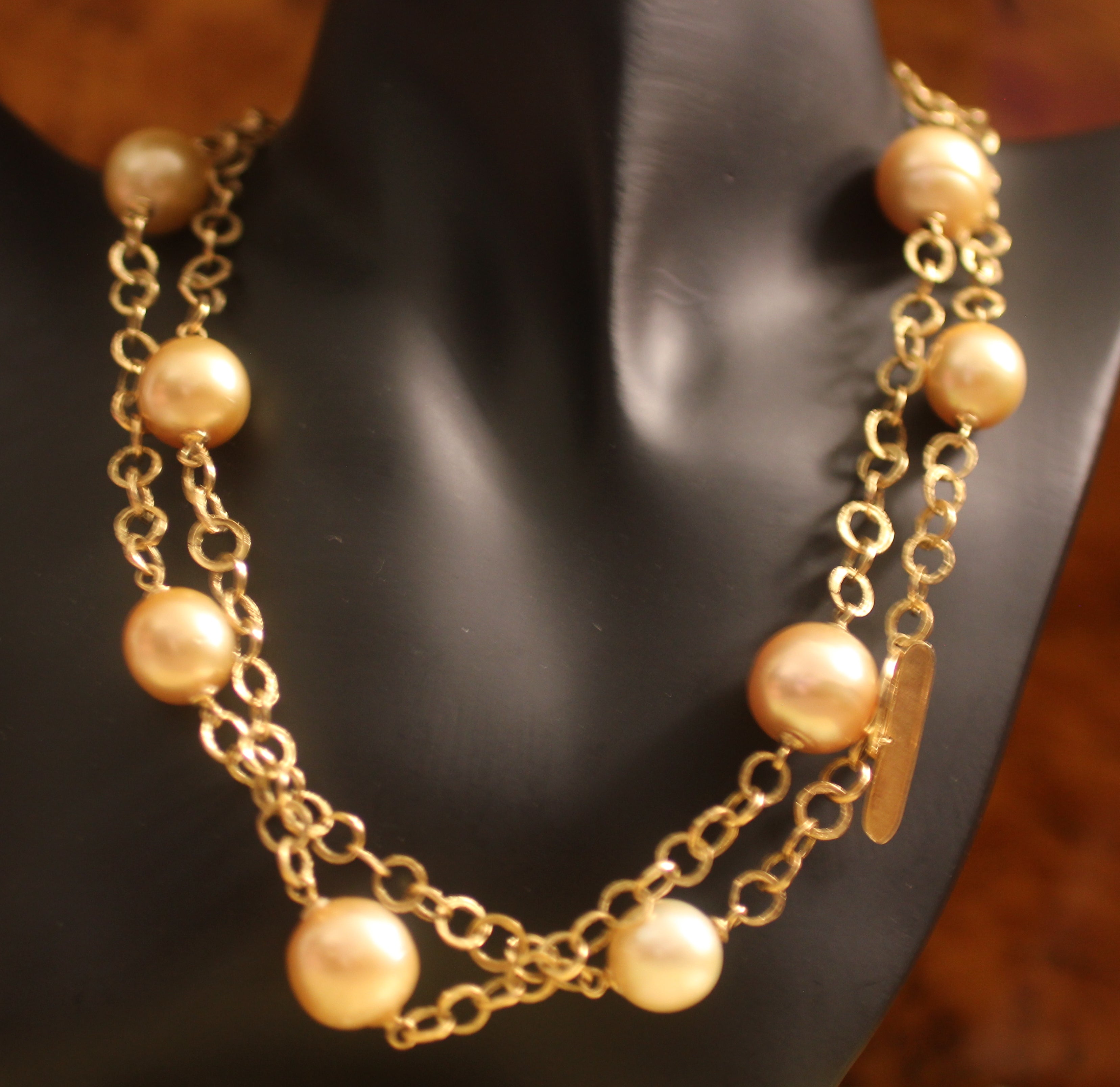 Hakimoto By Jewel Of Ocean Golden South Sea Baroque Pearl With 18K Yellow Gold Italian Handmade Chain Necklace
16.5x14mm 11 Natural Color Golden South Sea Pearls.