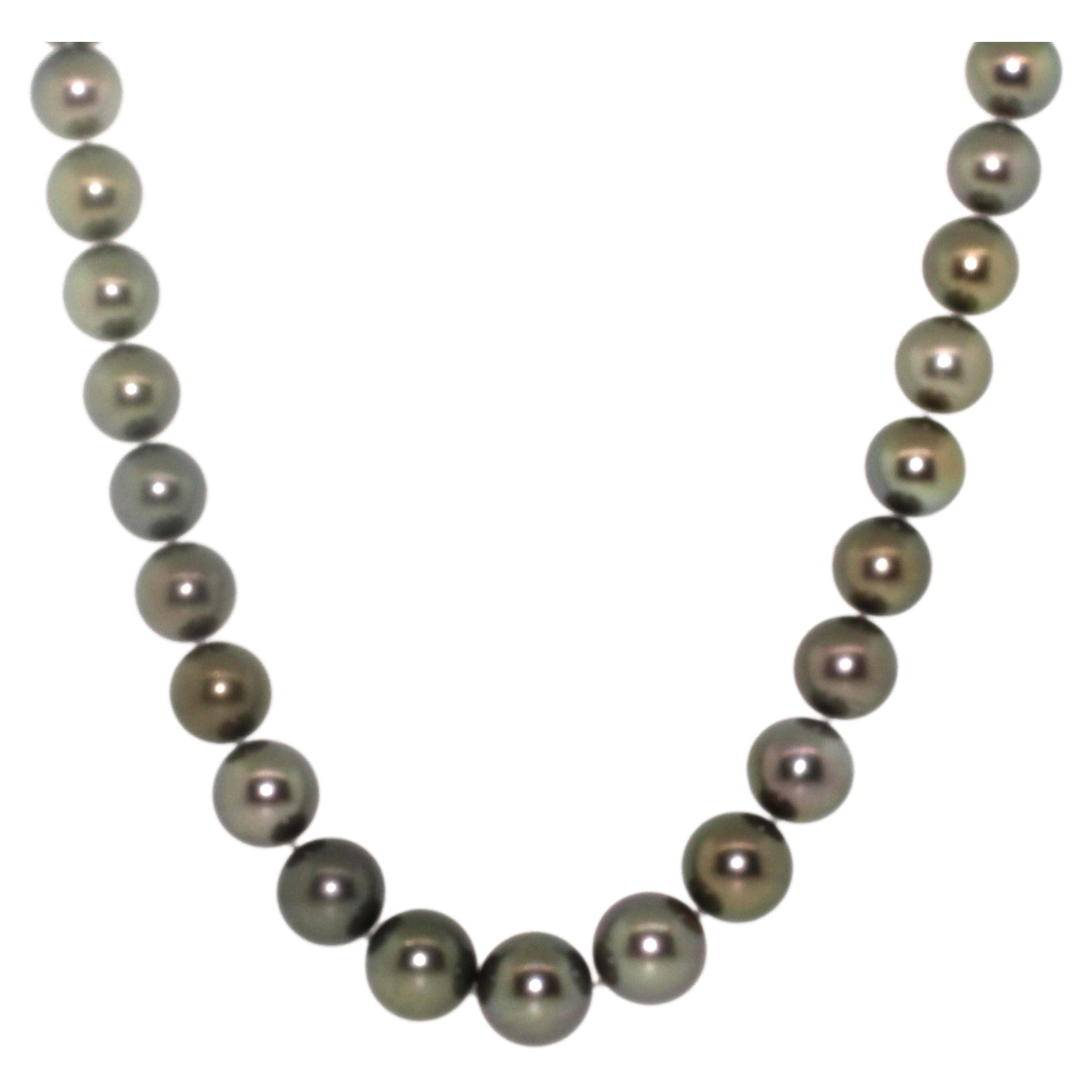 Hakimoto 13.7x11 mm Green Tahitian Pearl Necklace 18K Diamond Yellow Gold Clasp For Sale