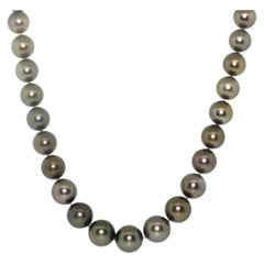 Hakimoto Collier de perles vertes de Tahiti de 13,7 x 11 mm avec fermoir en or jaune 18 carats et diamants