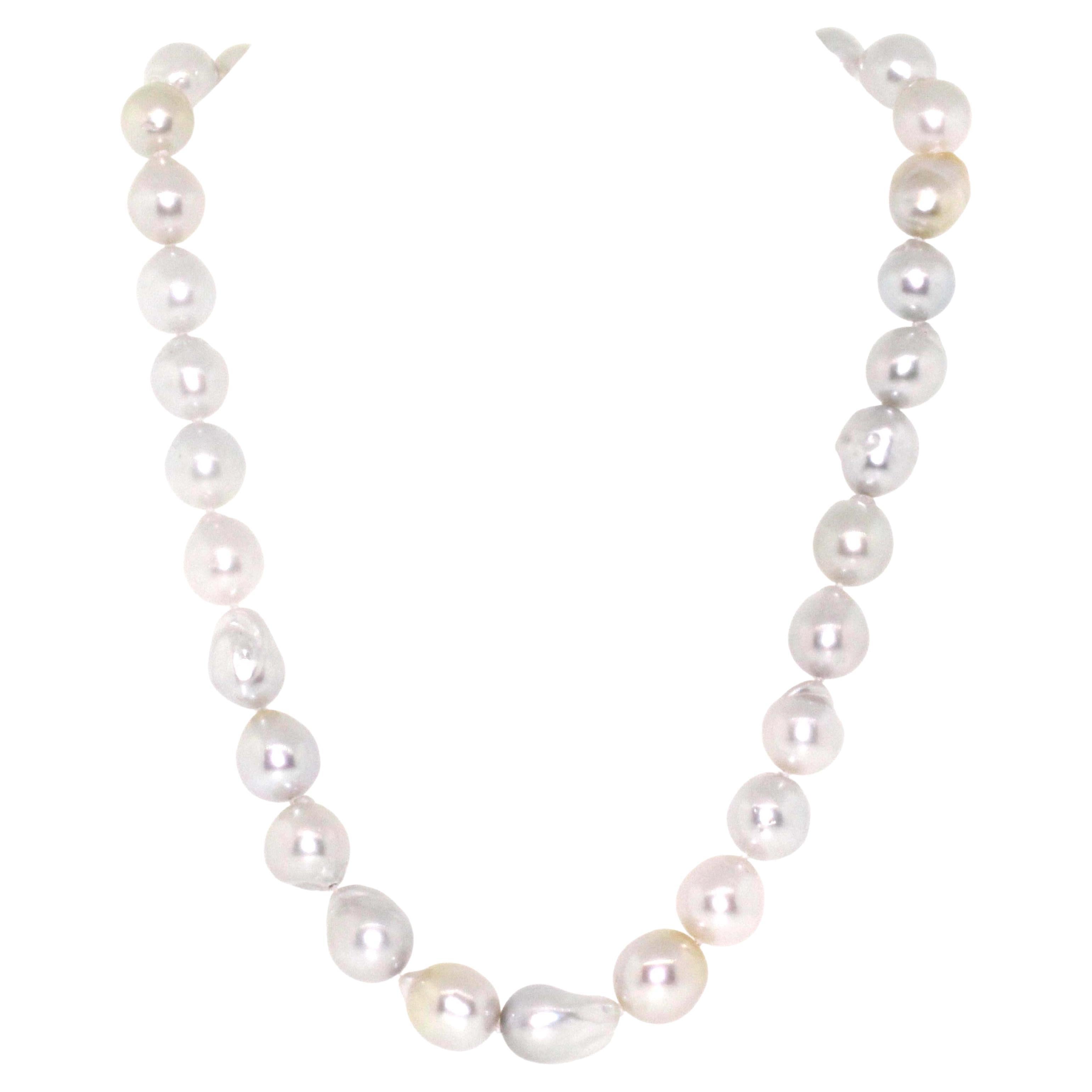 Hakimoto Collier de perles baroques des mers du Sud blanches 12 x 10 mm en or blanc 18 carats