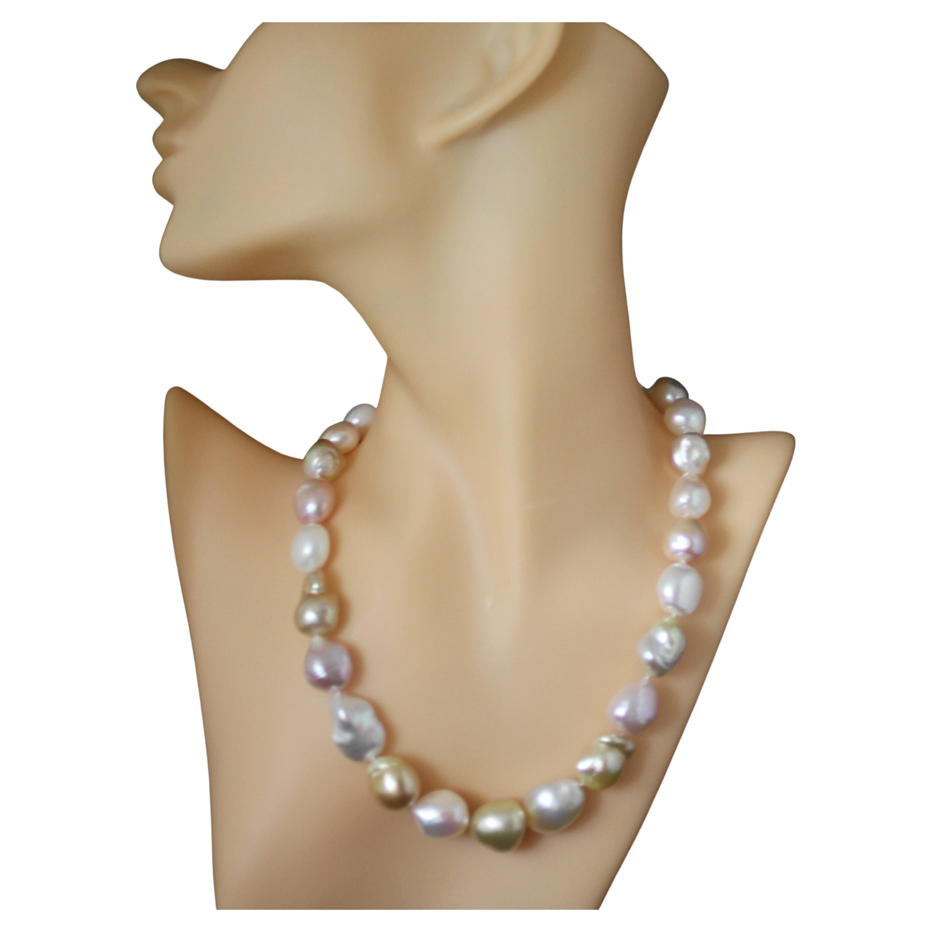 Perle Hakimoto Collier de perles baroques naturelles multicolores de 15 x 12 mm avec fermoir en diamants 18 carats