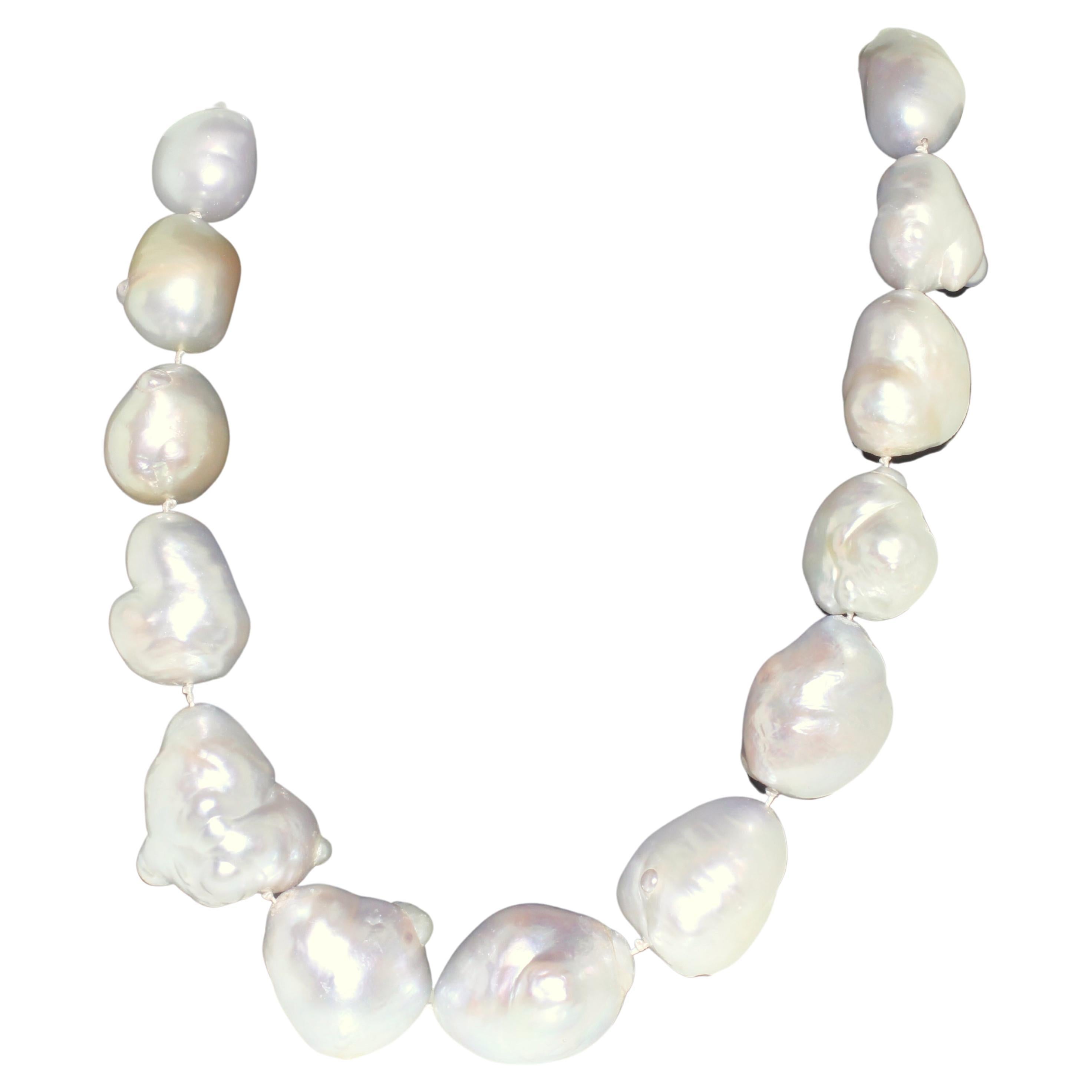 Hakimoto Rare perle baroque des mers du Sud 32x20 mm 19,5"  Collier à fermoir en diamants 18 carats