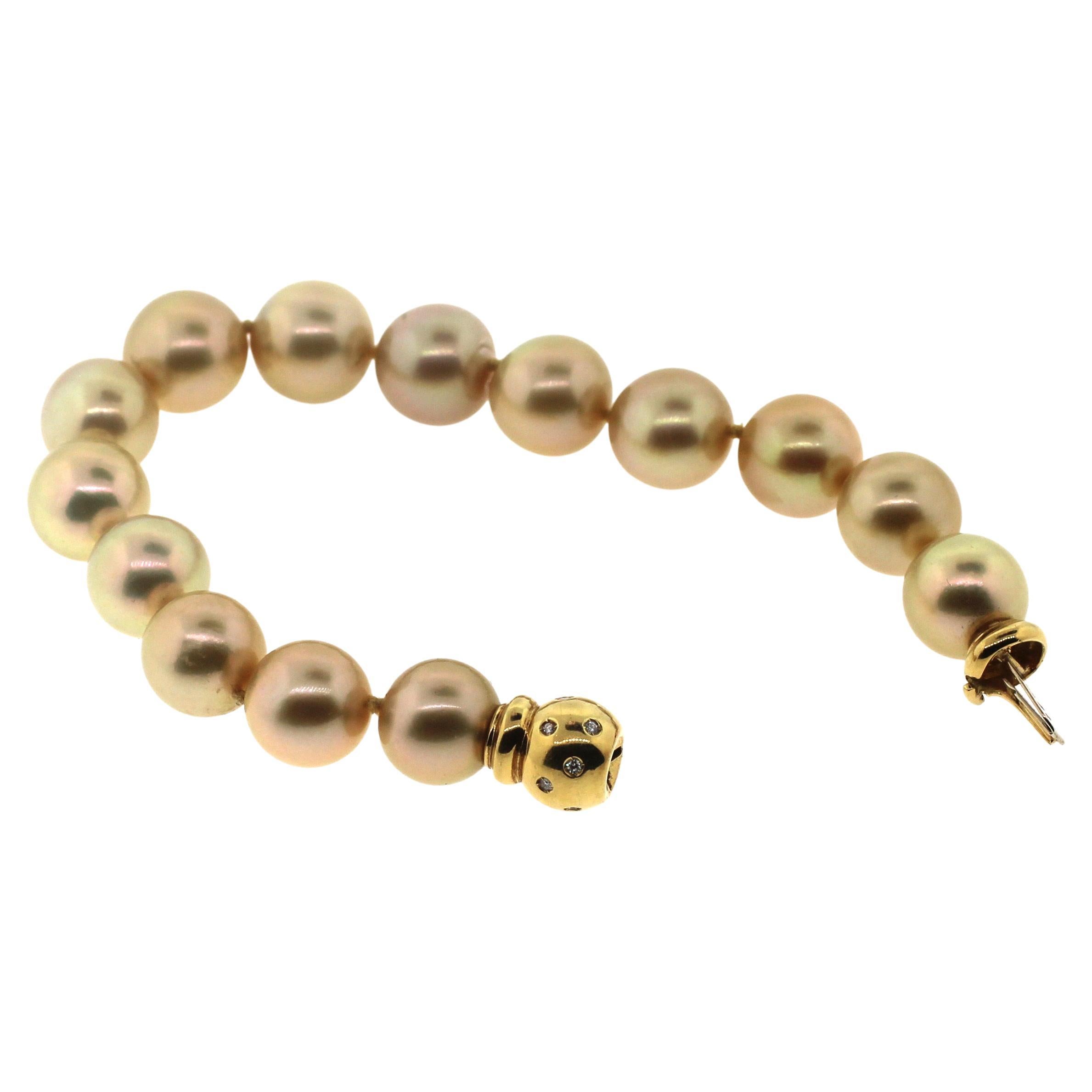 Hakimoto By Jewel Of Ocean 18K Golde South Sea Bracelet
18K White Gold  With 0.2 Carts Of Diamonds
Weight (g): 52
Cultured Golden South Sea Pearl 
Pearl Size: 13x13 mm 
Pearl Shape: Round
Body color: Natural Golden
Orient: Very Good
Luster: Very