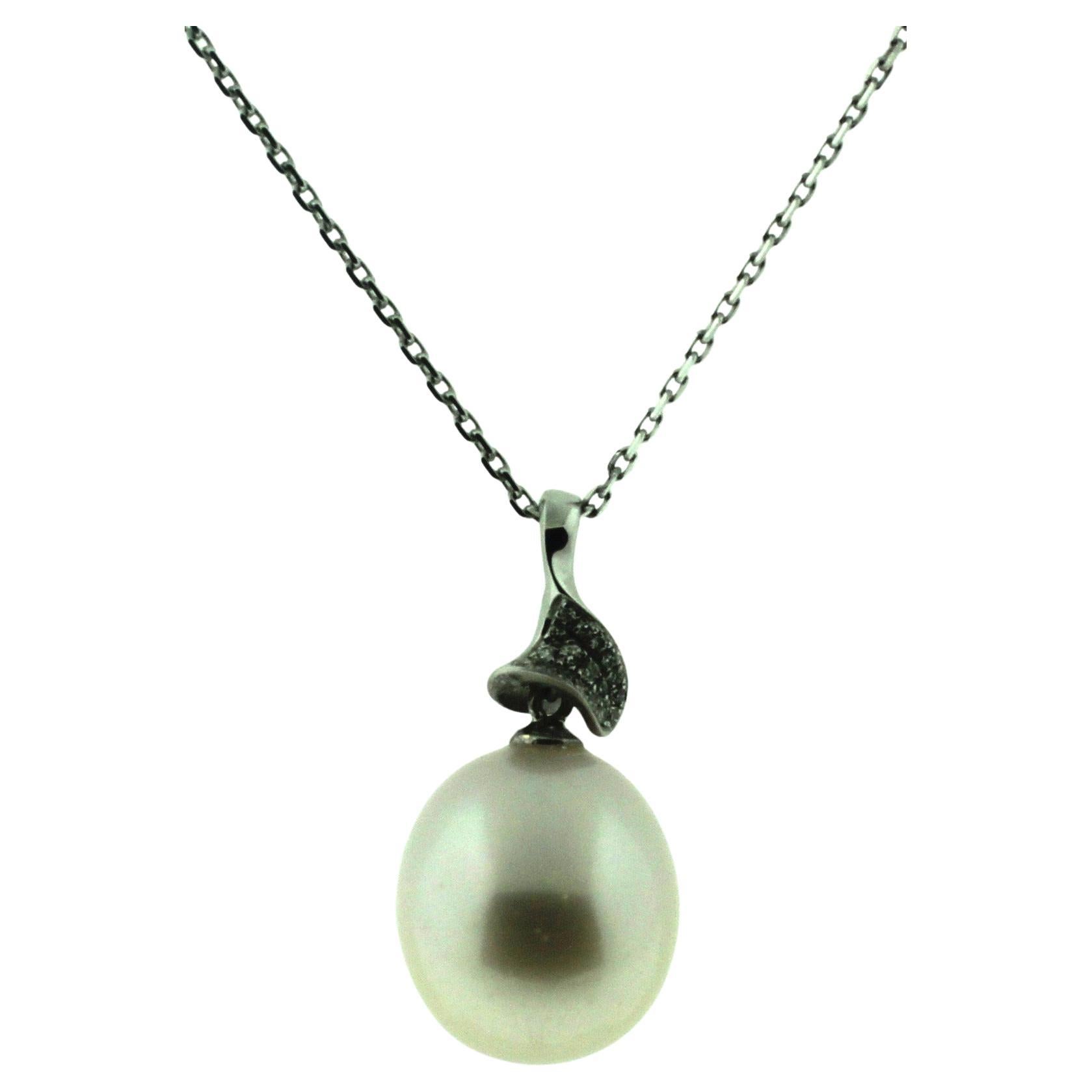 Moderno Ciondolo con diamante Hakimoto 14,5 mm a goccia perfetta 18k in vendita