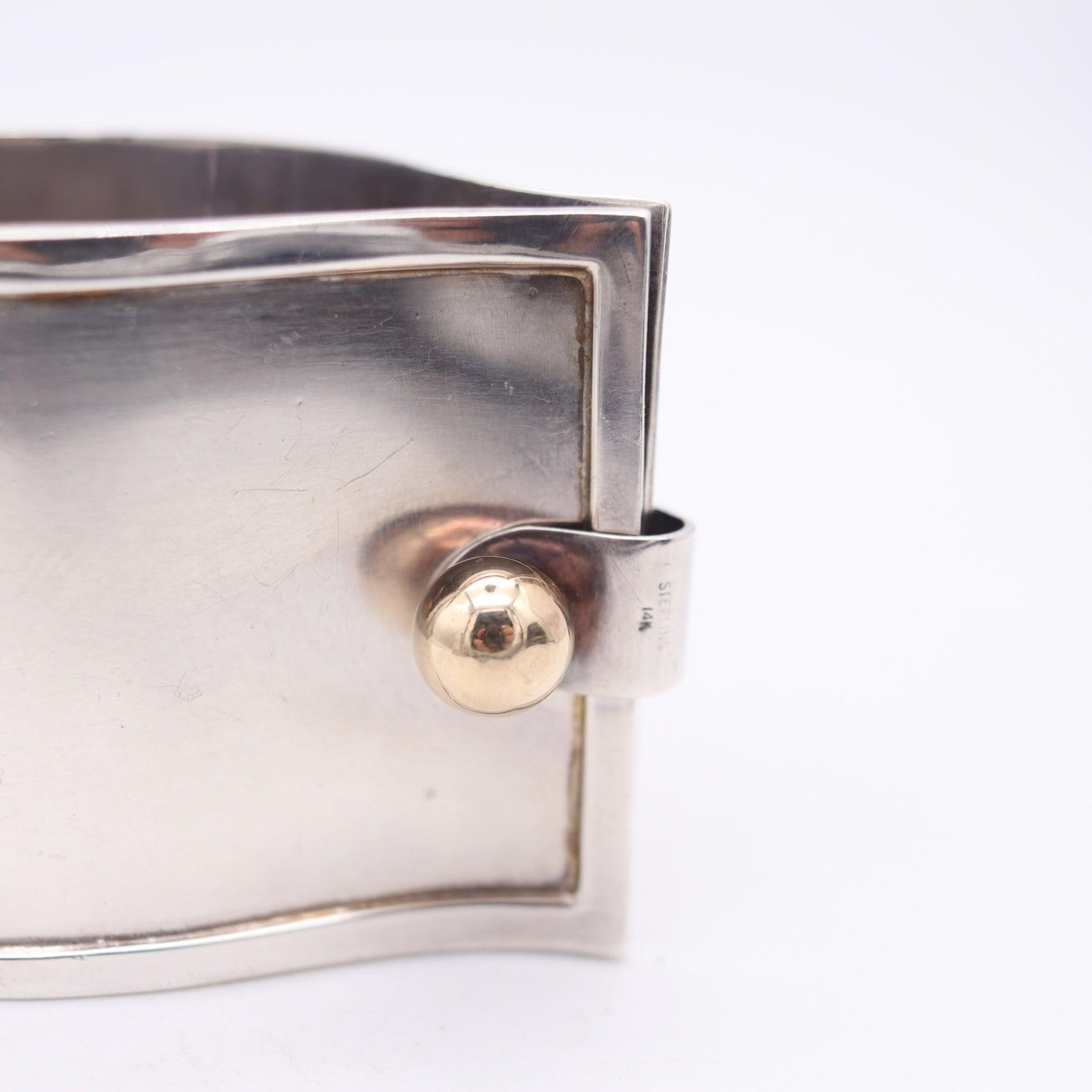CARTIER 1975 Bracelet Manchette Moderniste en Argent et Or Jaune 14Kt Excellent état - En vente à Miami, FL