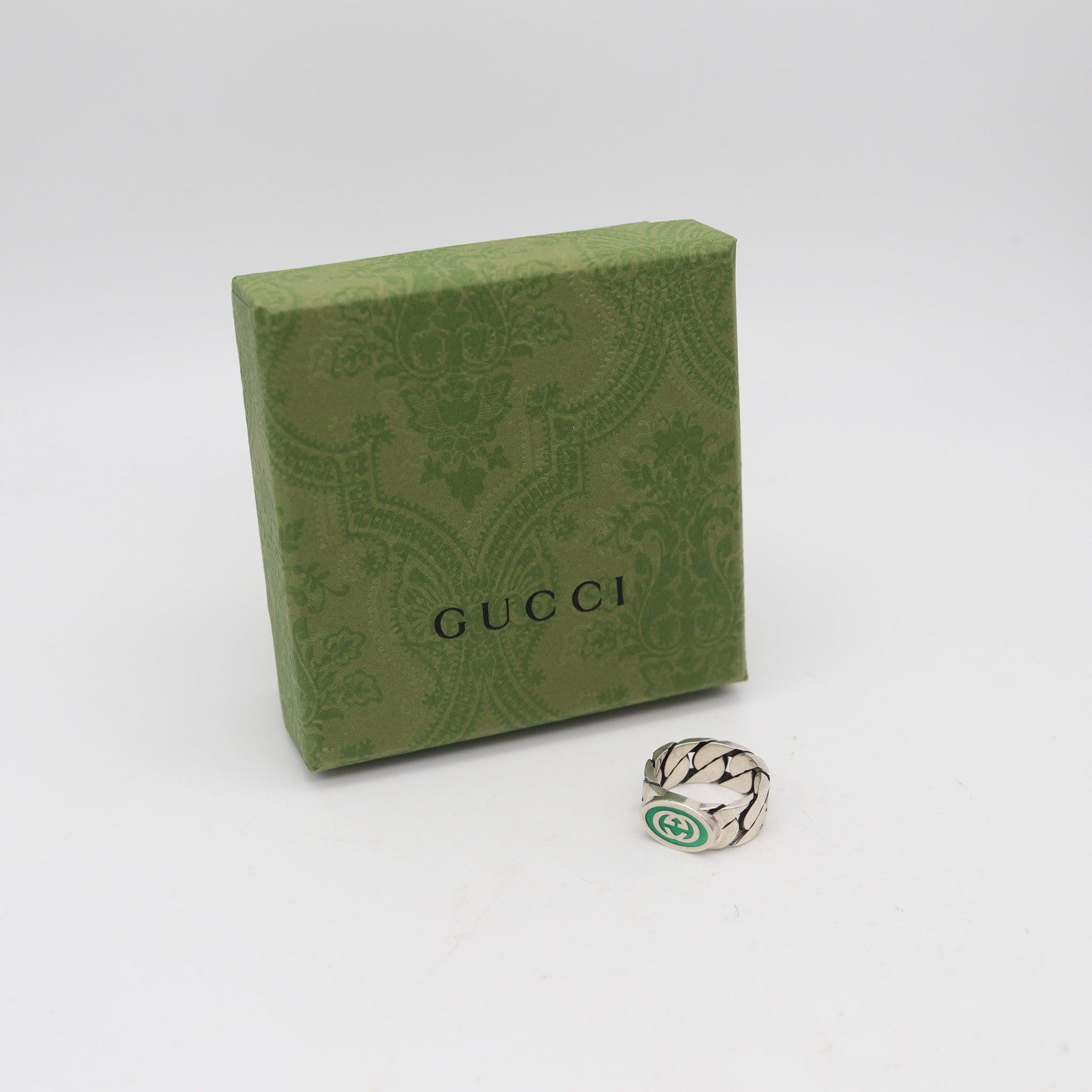 Audace fascia ad anello con catena disegnata da Gucci.

Si tratta di un anello vintage con logo in grassetto creato a Milano dalla lussuosa casa Gucci negli anni '90. Questo anello è stato realizzato in solido argento sterling 925/.999 con finitura