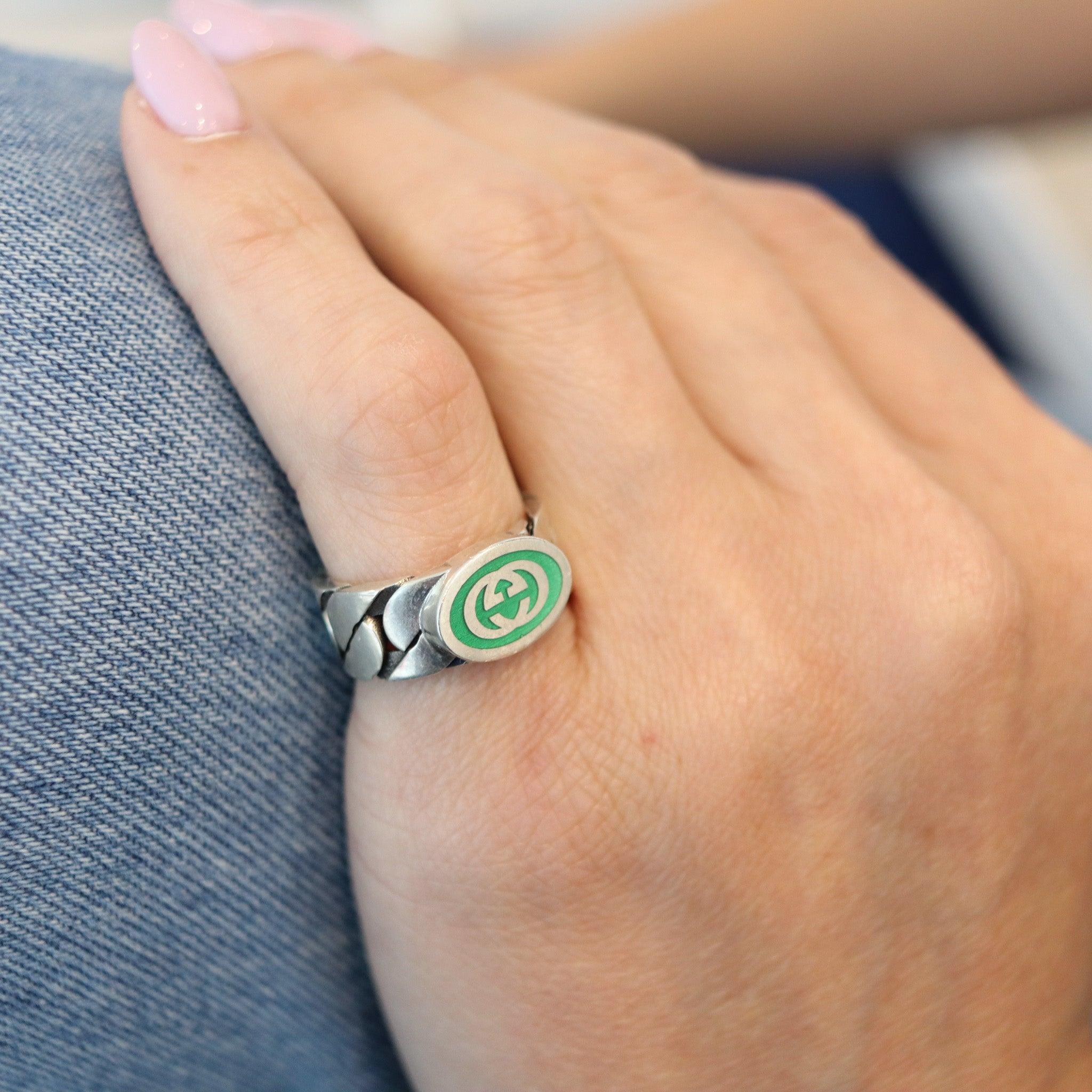 Gucci 1990 Milano Anello con logo GG smaltato modernista in argento massiccio 925 A. Silver In condizioni ottime in vendita a Miami, FL