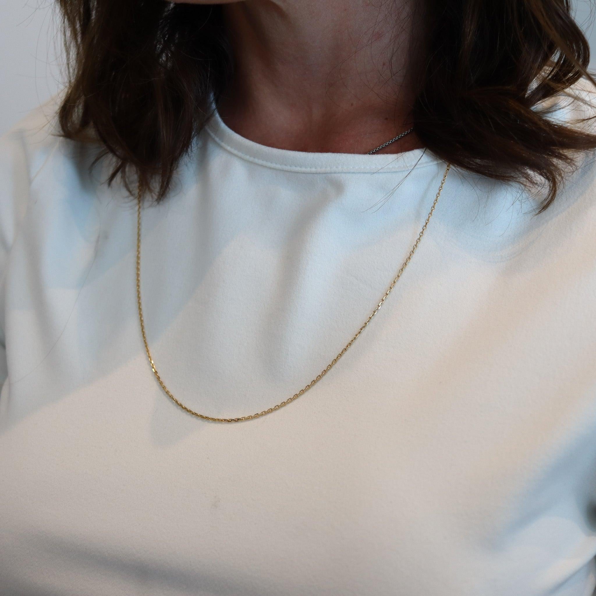 Una lunga catena disegnata da Van Cleef & Arpels.  

Si tratta di una bellissima e utilissima collana a catena lunga creata dalla casa di gioielli francese Van Cleef & Arpels. La catena è realizzata in oro giallo massiccio a 18 carati con finitura