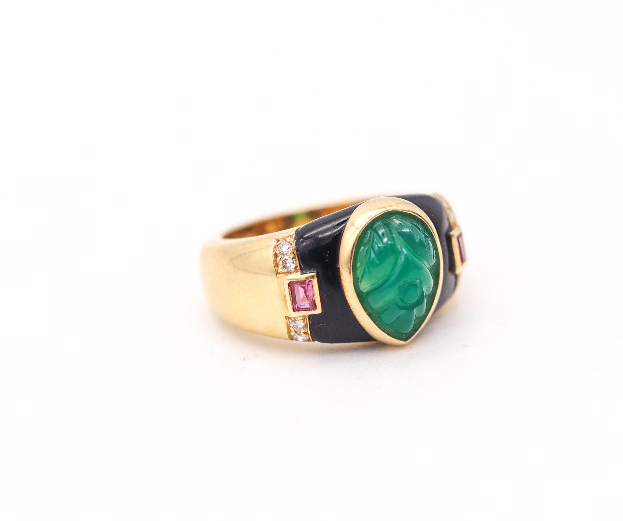 Taille cabochon CARTIER Paris Bague GAIA en or jaune 18Kt Chrysoprase, diamants, rubis et onyx en vente