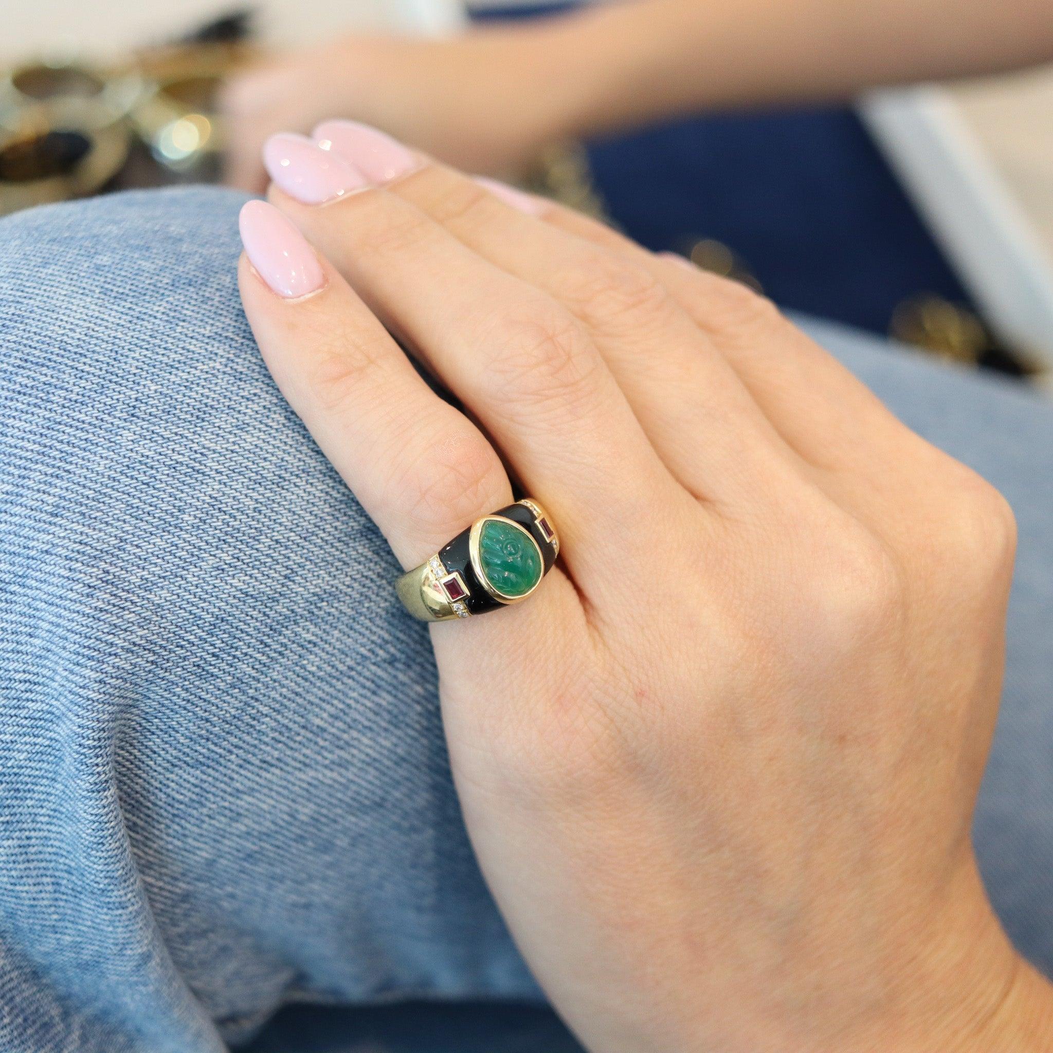 Très rare bague Gaia conçue par Cartier.

Il s'agit d'une bague vintage créée à Paris, en France, par la maison de joaillerie Cartier, en 1990. Cette bague de cocktail fait partie de la collection Gaia, réalisée de main de maître en or jaune massif