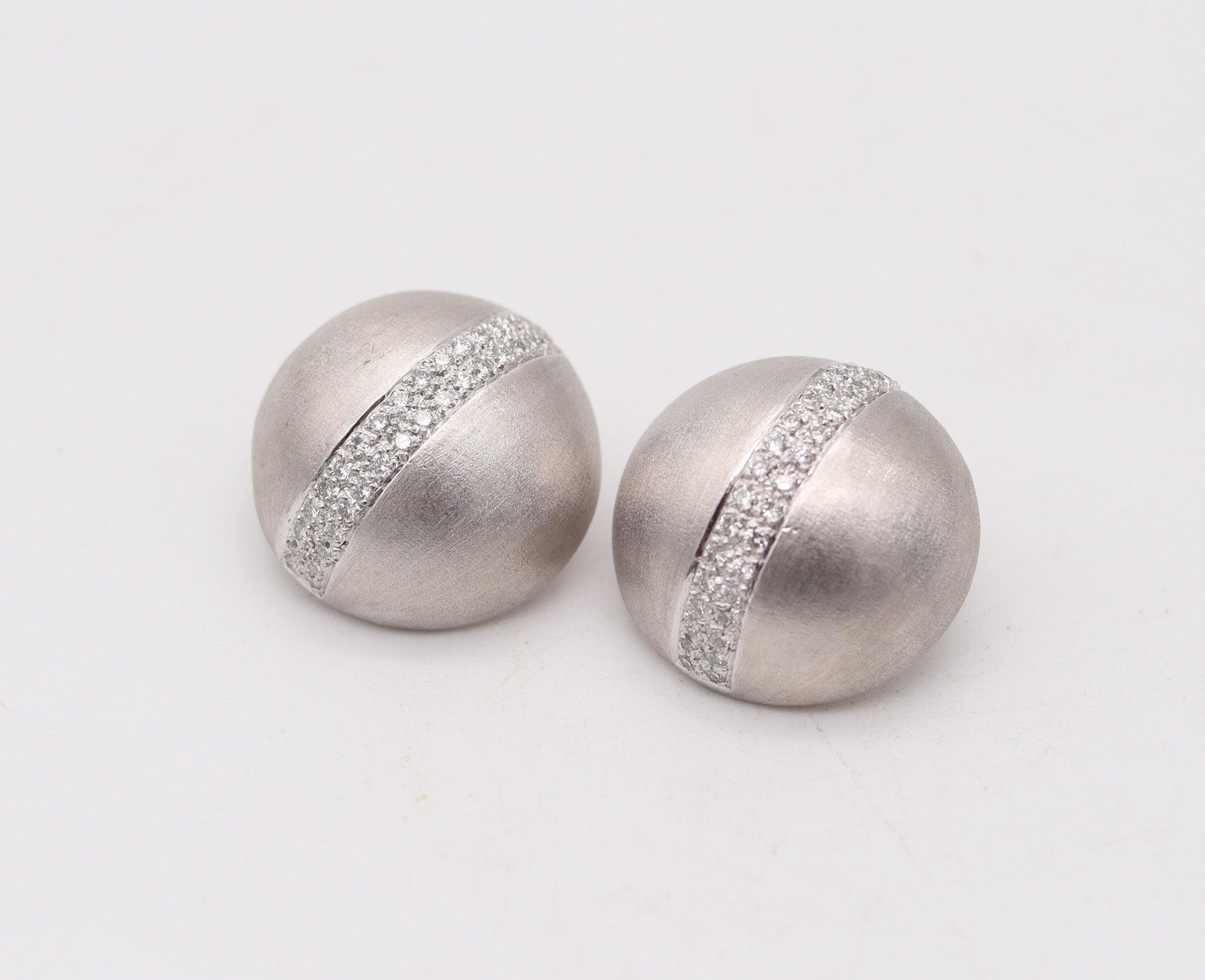 Taglio brillante VERDURA Milano Orecchini a clip in oro bianco 18Kt con diamanti VS da 1,78 Ctw in vendita