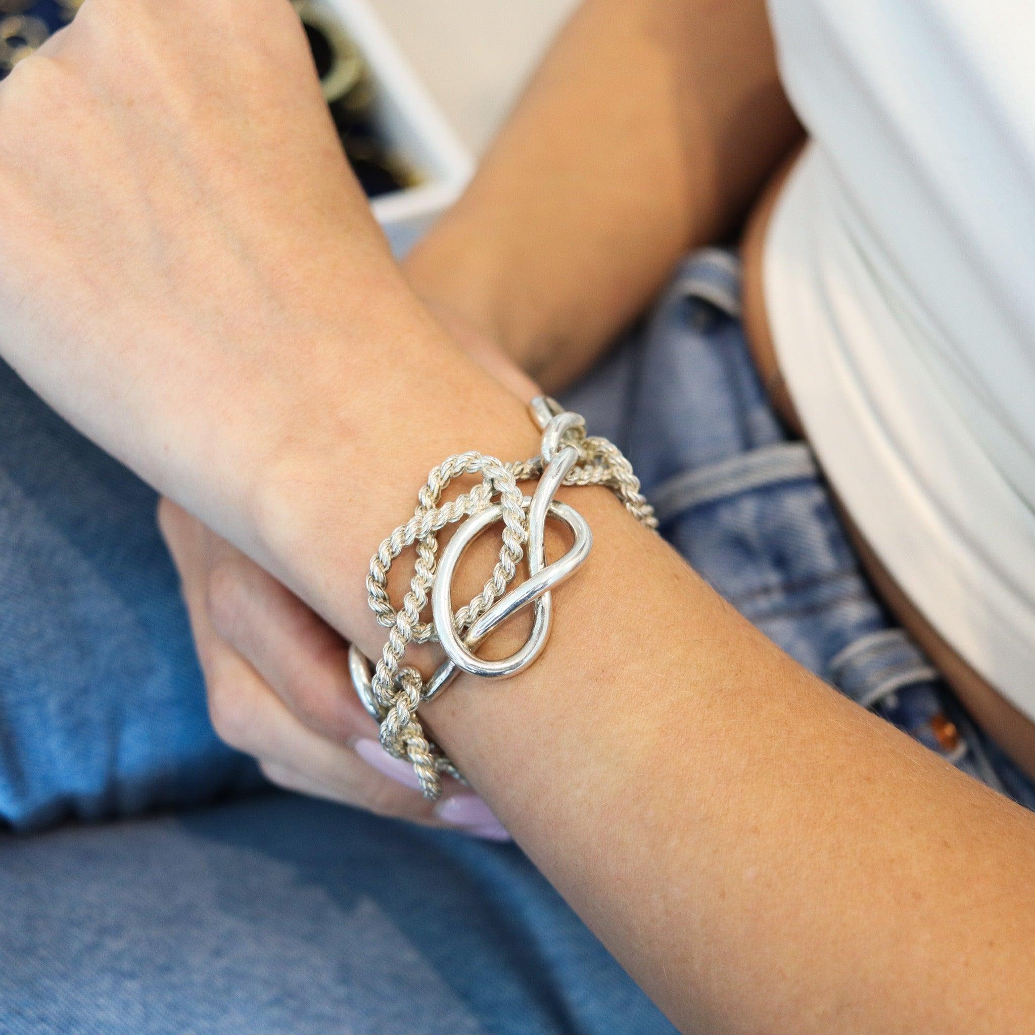 Bracciale equestre Knots disegnato da Hermès.

Si tratta di un rarissimo braccialetto vintage disegnato a Parigi in Francia dall'iconica casa di lusso Hermès, negli anni '70. Il bracciale è composto da quattro maglie complicate oversize con motivi