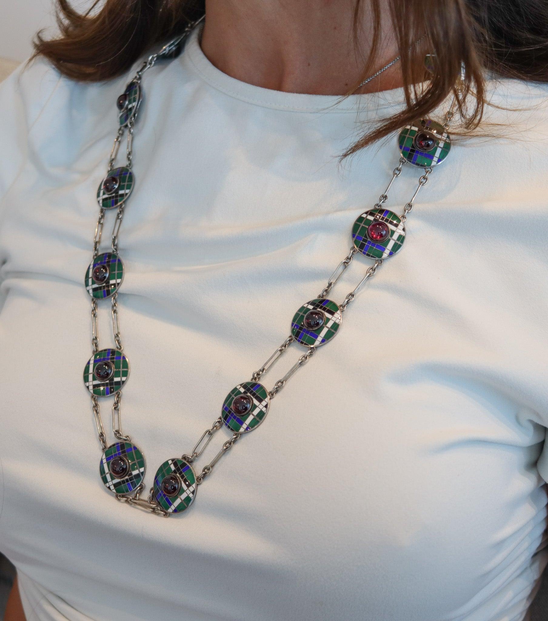 Collana a catena modernista disegnata da Burberry

Si tratta di un bellissimo collo a cintura lungo creato da Burberry durante il periodo modernista, negli anni Sessanta. Questo raro pezzo è stato magistralmente realizzato in argento massiccio