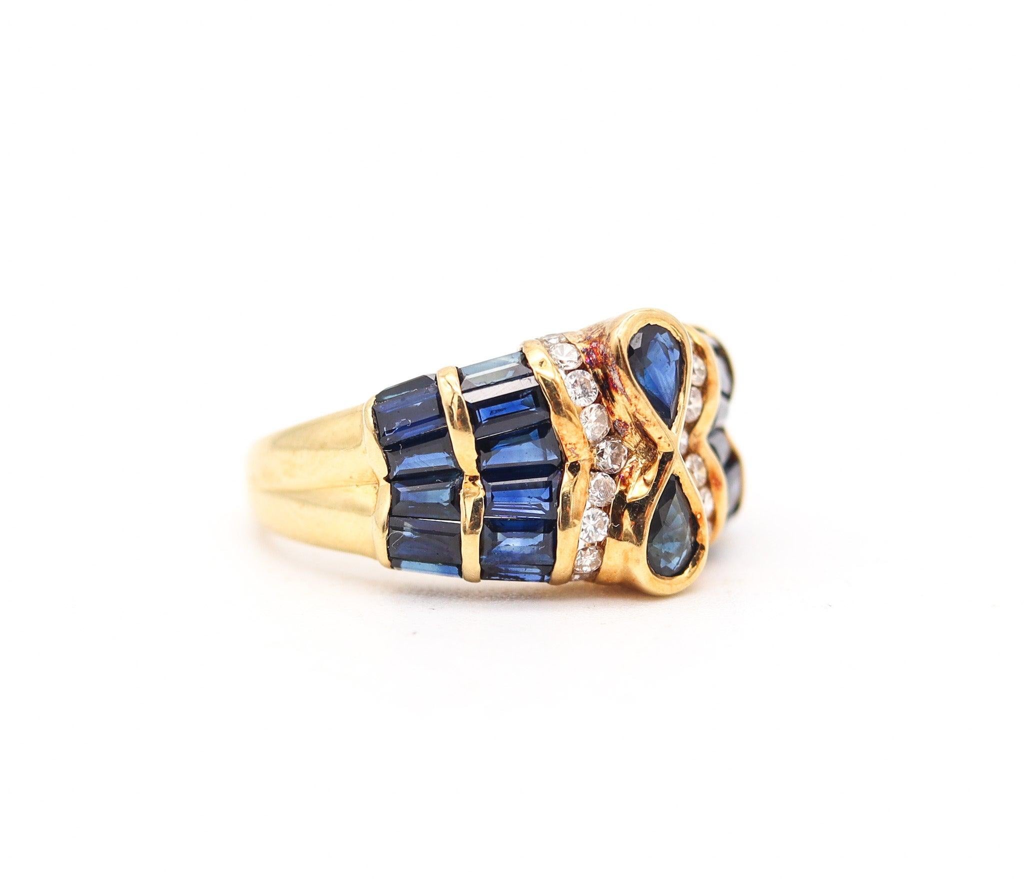 Moderniste Oscar Heyman Bague de cocktail en or jaune 18Kt avec saphirs et diamants en vente