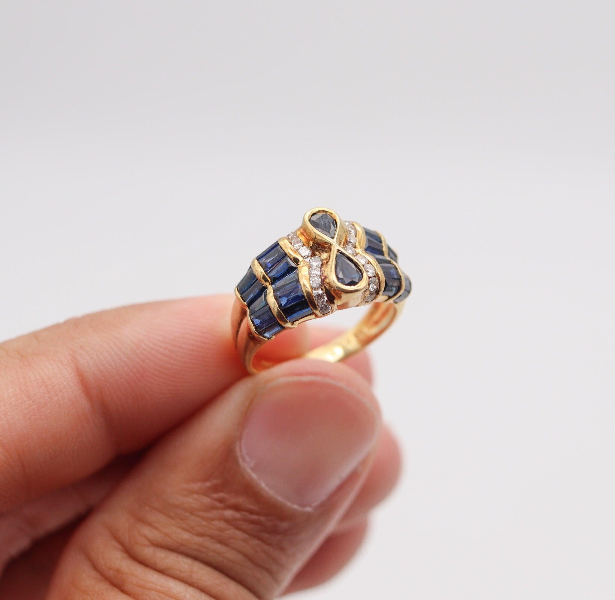 Oscar Heyman Bague de cocktail en or jaune 18Kt avec saphirs et diamants Excellent état - En vente à Miami, FL