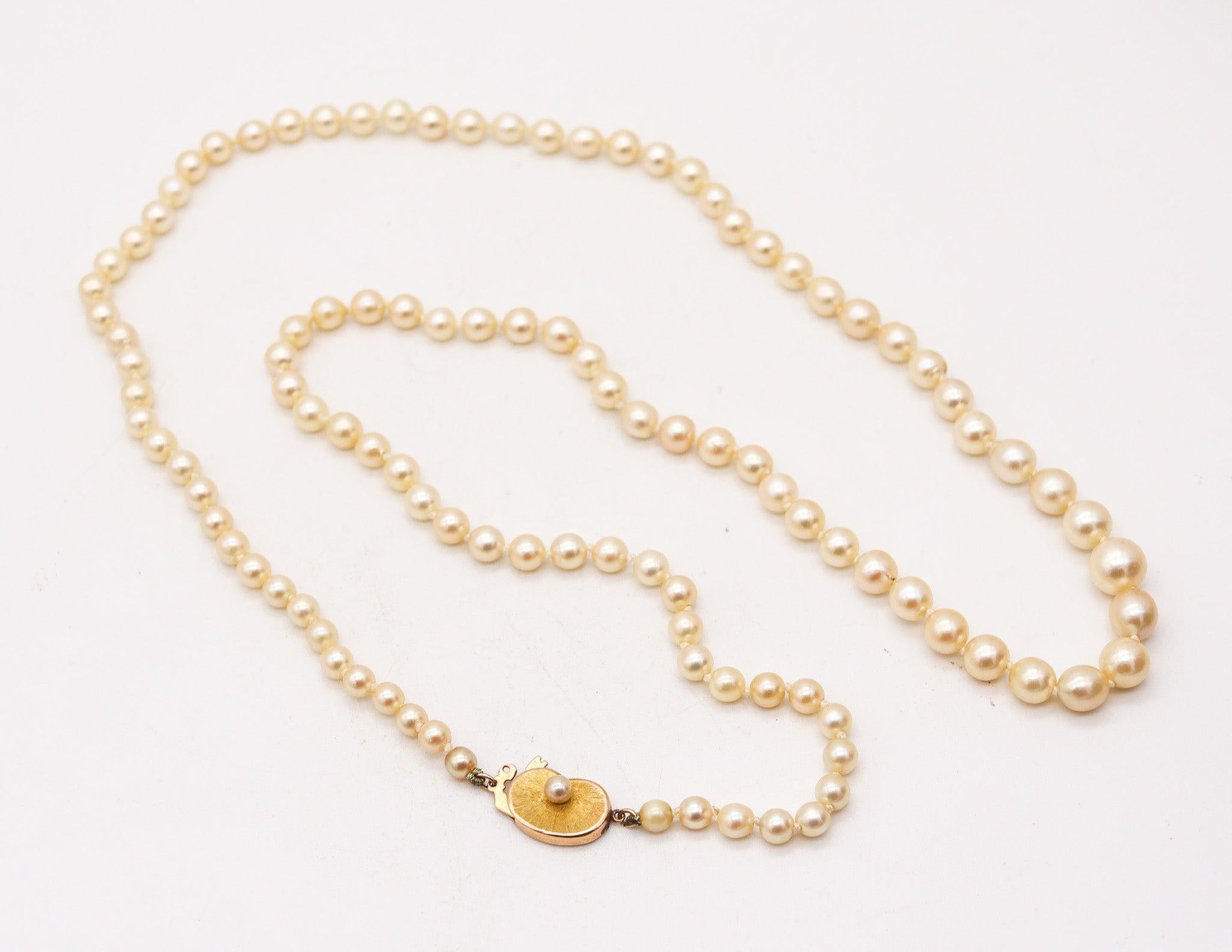 Una collana lunga di perle coltivate graduate.

Questa è una collana di perle graduate molto ben assortita, composta da centosette perle rotonde coltivate. L'elegante filo ha una lunghezza di ventisette pollici ed è montato in una classica chiusura