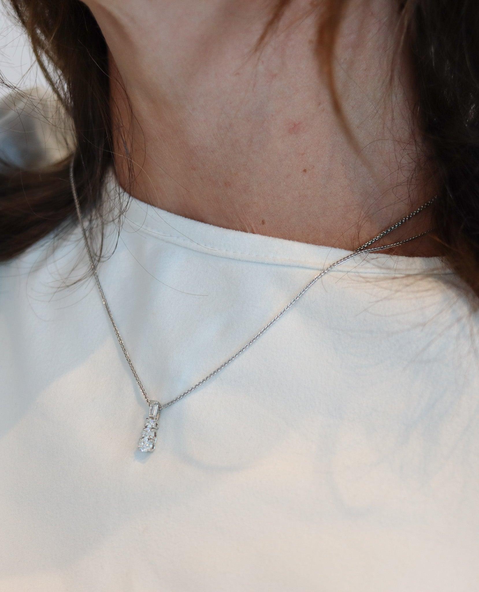 Collier pendentif en platine avec diamants.

Il s'agit d'un pendentif classique moderniste en platine massif .900/.999 avec finition polie, orné de cinq diamants naturels blancs incolores de tailles et de coupes différentes. Ce pendentif