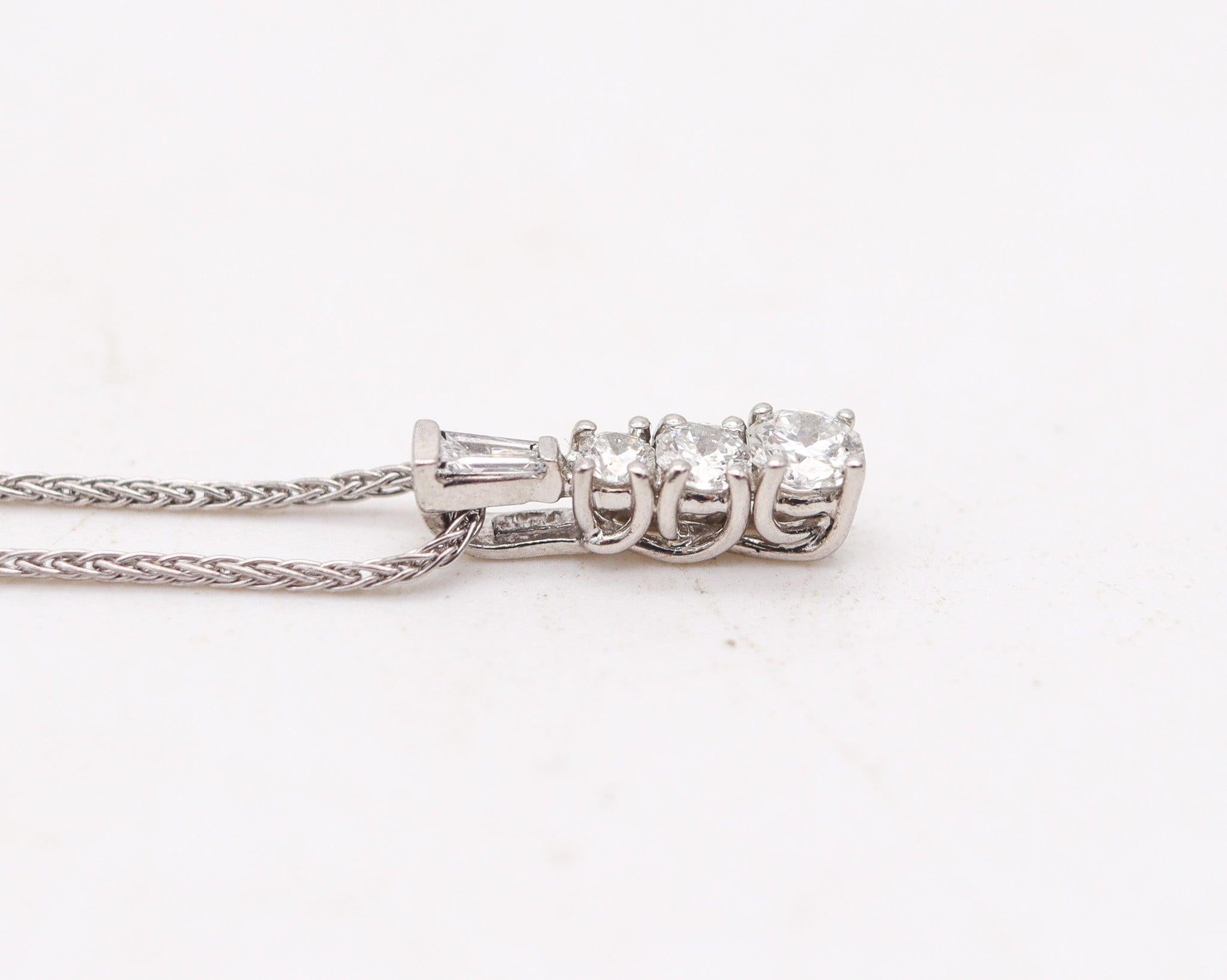 Collier pendentif MODERNISTE en platine avec diamants blancs VVS gradués Excellent état - En vente à Miami, FL