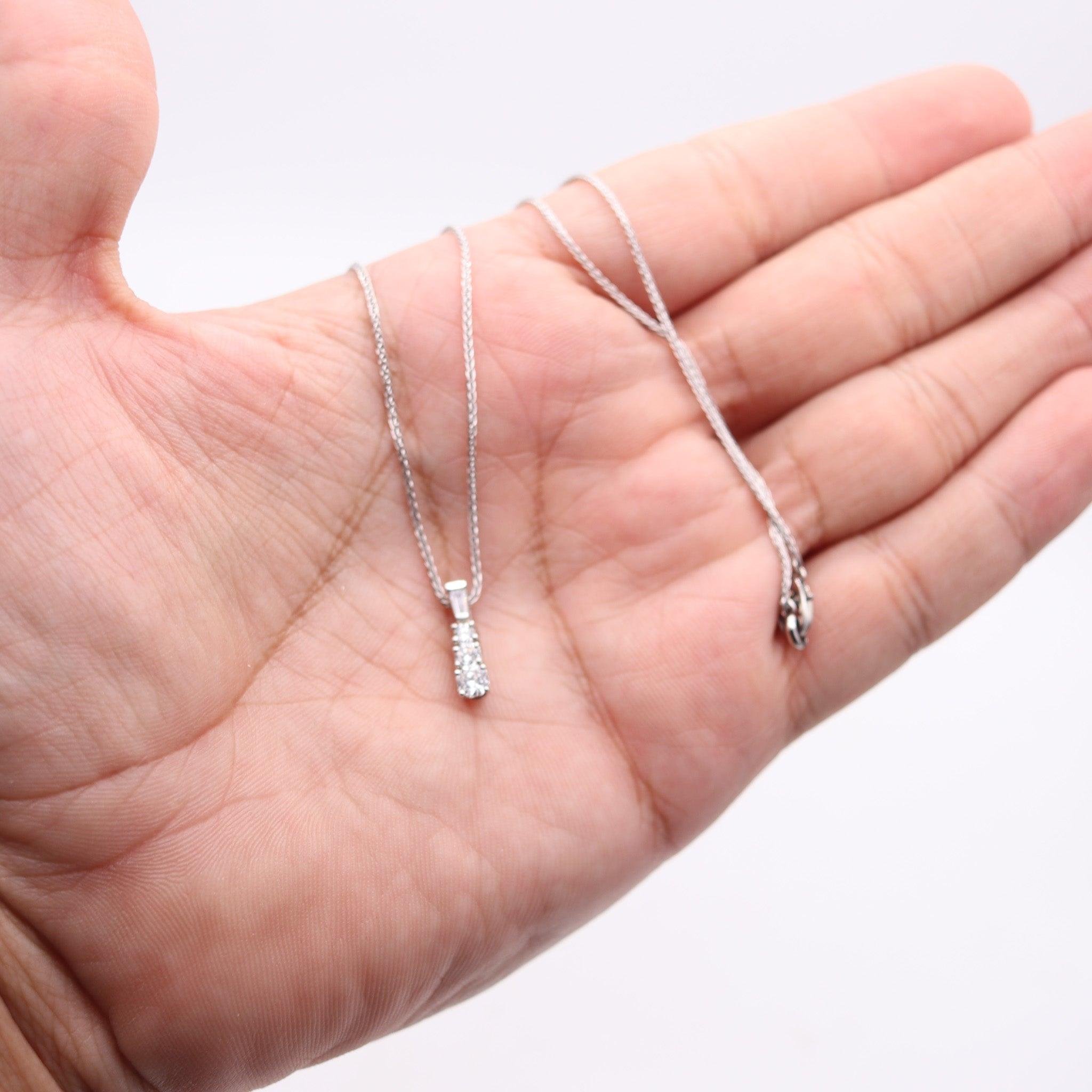 Collier pendentif MODERNISTE en platine avec diamants blancs VVS gradués en vente 2