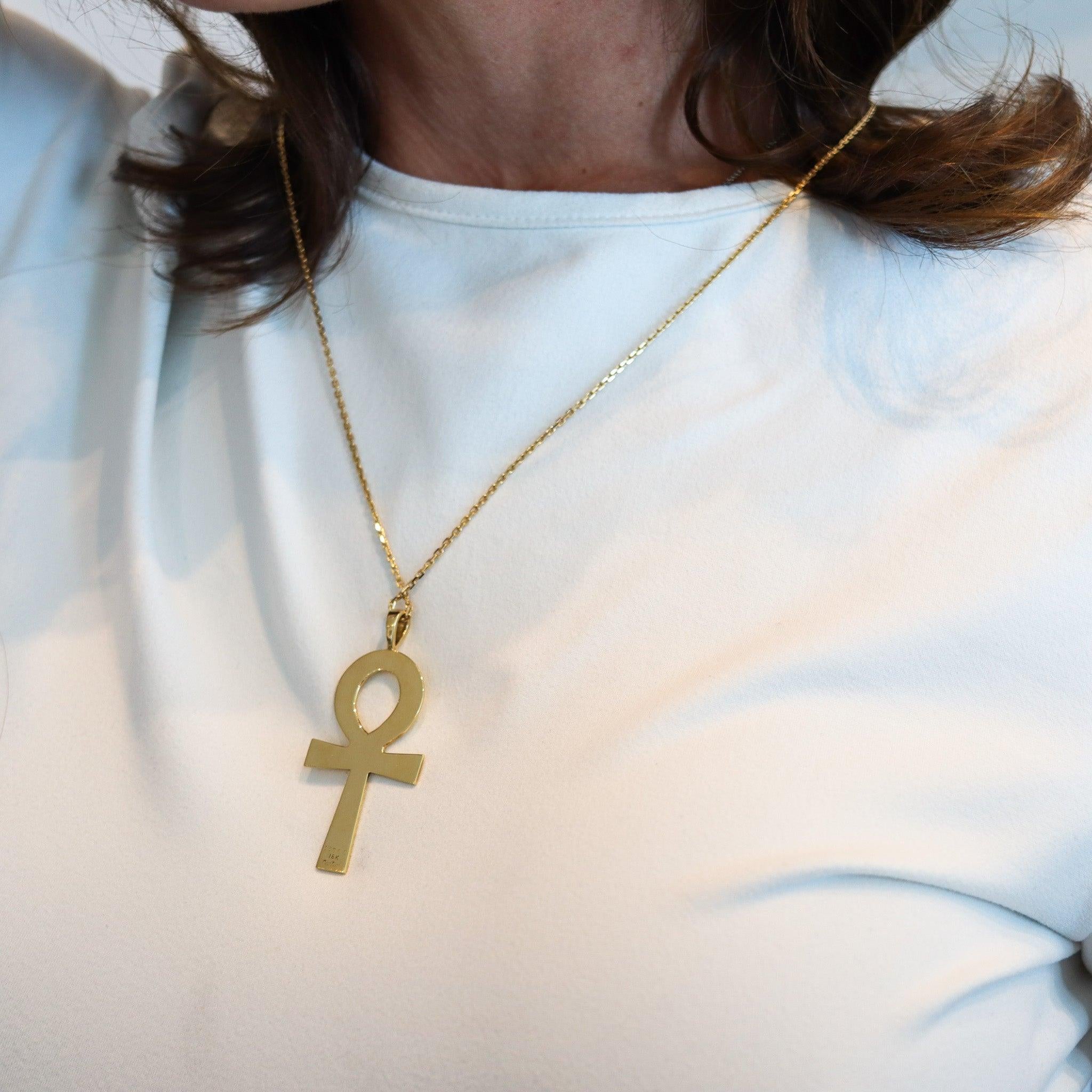 Pendentif en forme de croix Ankh conçu par Cartier.

Il s'agit d'un magnifique et rare pendentif en forme de croix Ankh créé par la maison de joaillerie Cartier dans les années 1960-1970. La croix a été réalisée avec des motifs élégants en or jaune