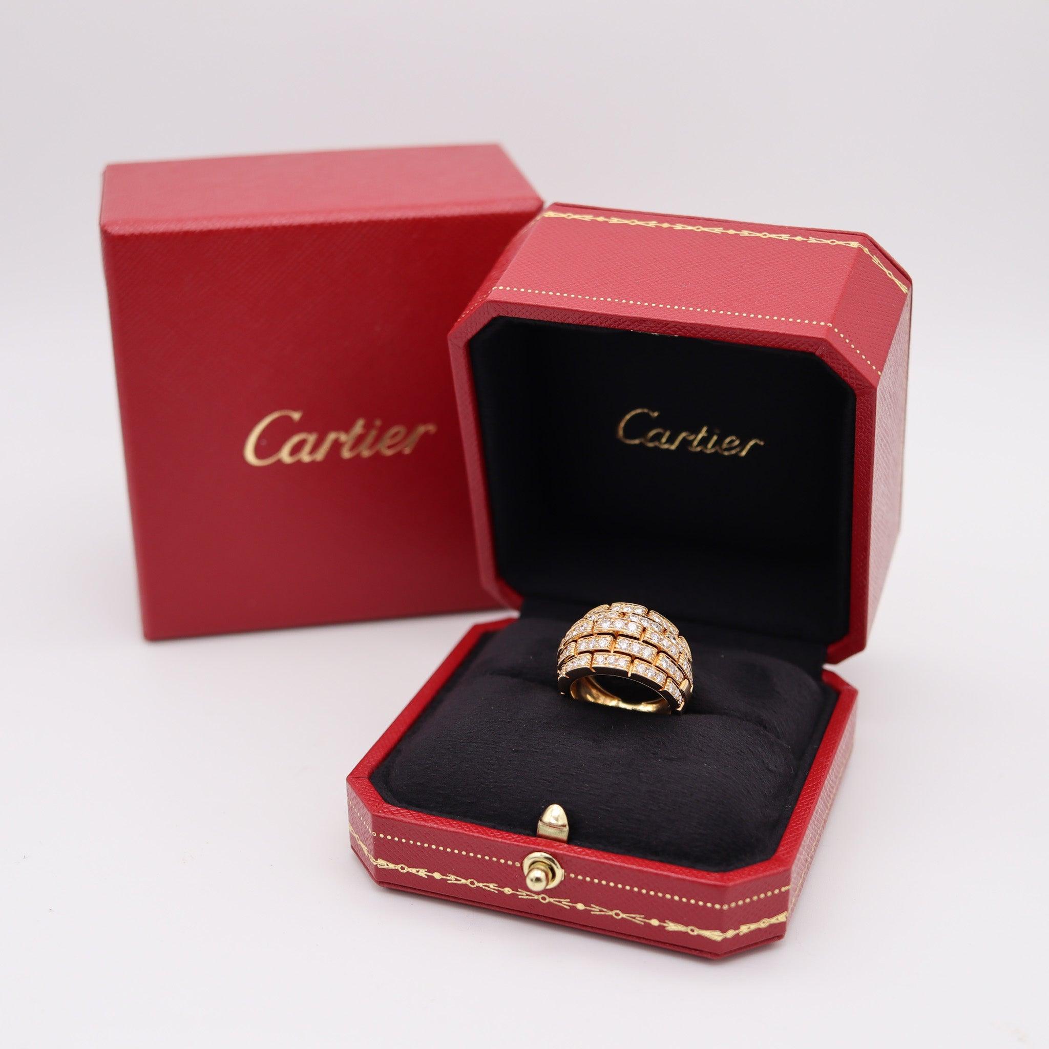 Bague Maillon Panthère créée par Cartier.

Il s'agit d'une bague bombe classique et moderniste créée à Paris en France par la maison de joaillerie Cartier. Cette bague rare fait partie de la collection populaire et emblématique du maillon panthère.