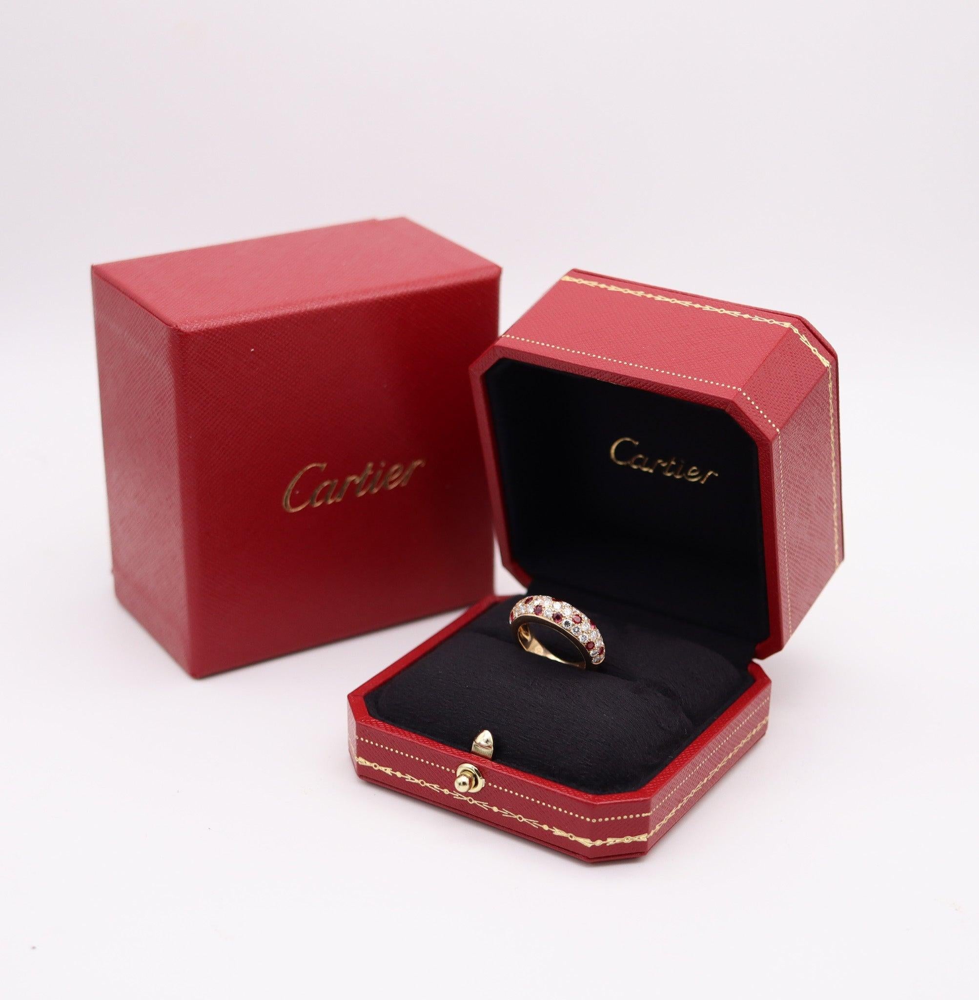 Anello Mimi etoile disegnato da Cartier.

Si tratta di un elegantissimo anello etoile creato a Parigi in Francia dalla casa di gioielli Cartier. L'anello è stato realizzato in oro giallo massiccio a 18 carati con finitura lucida. Sono impreziositi