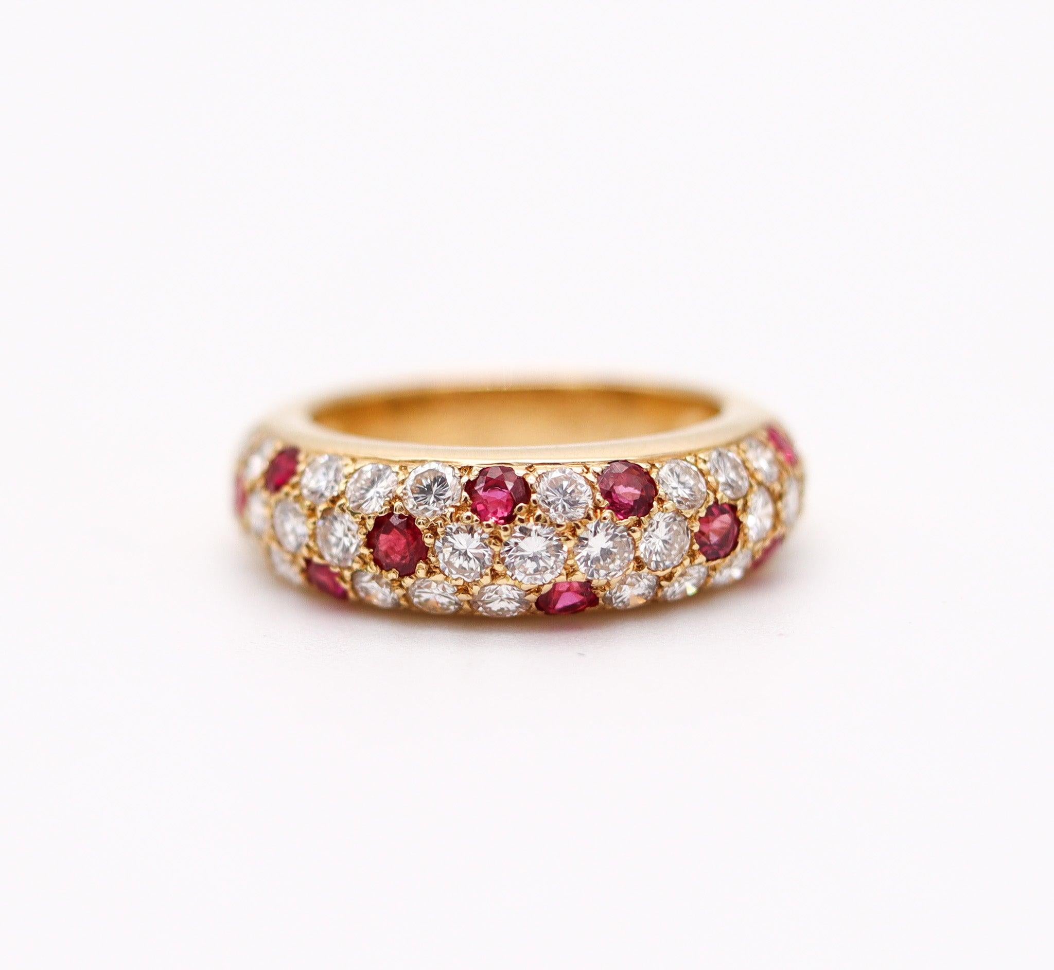 Taglio rotondo Anello Cartier Paris Mimi in oro 18Kt con 2,36 carati di rubini e diamanti in vendita