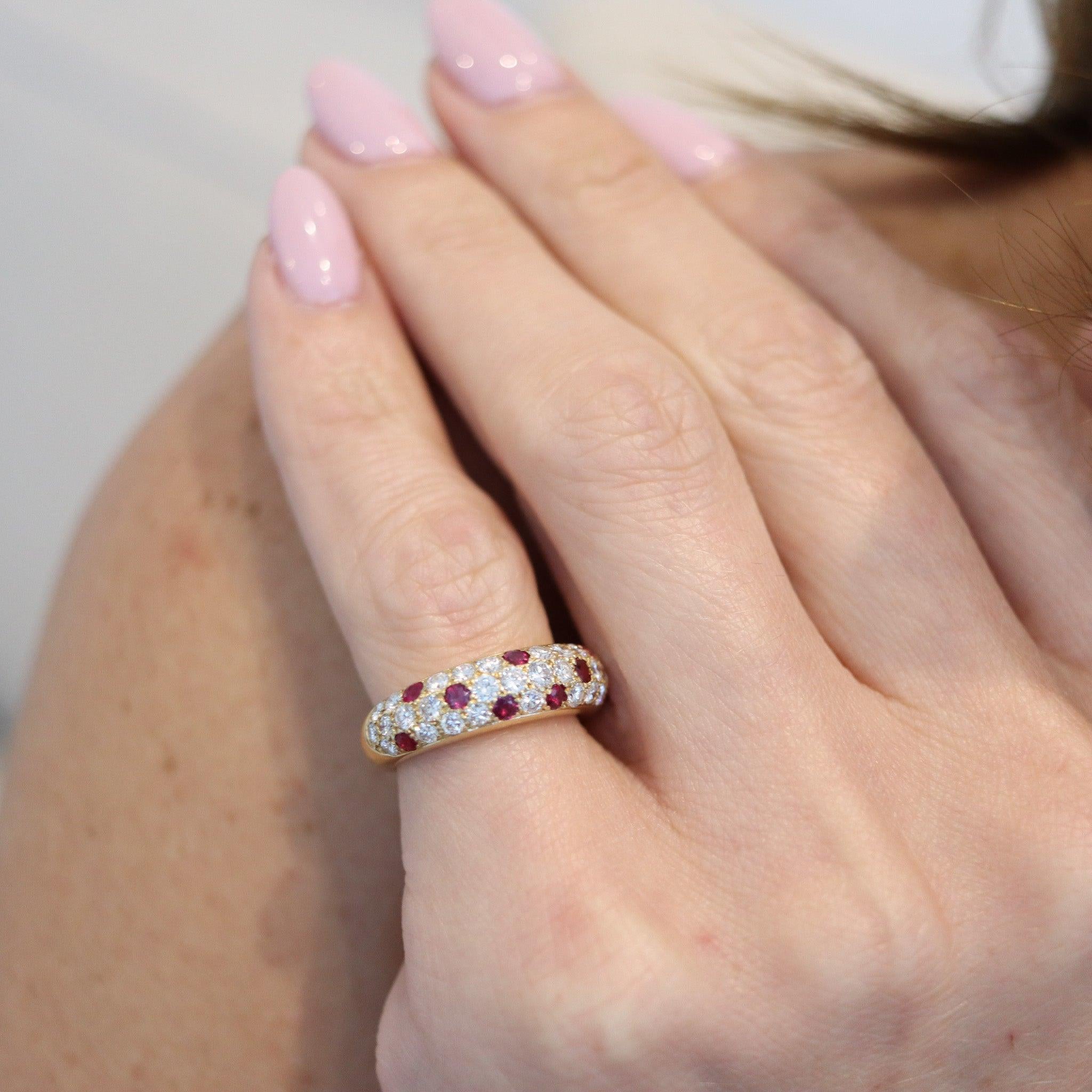 Modernista Anello Cartier Paris Mimi in oro 18Kt con 2,36 carati di rubini e diamanti in vendita
