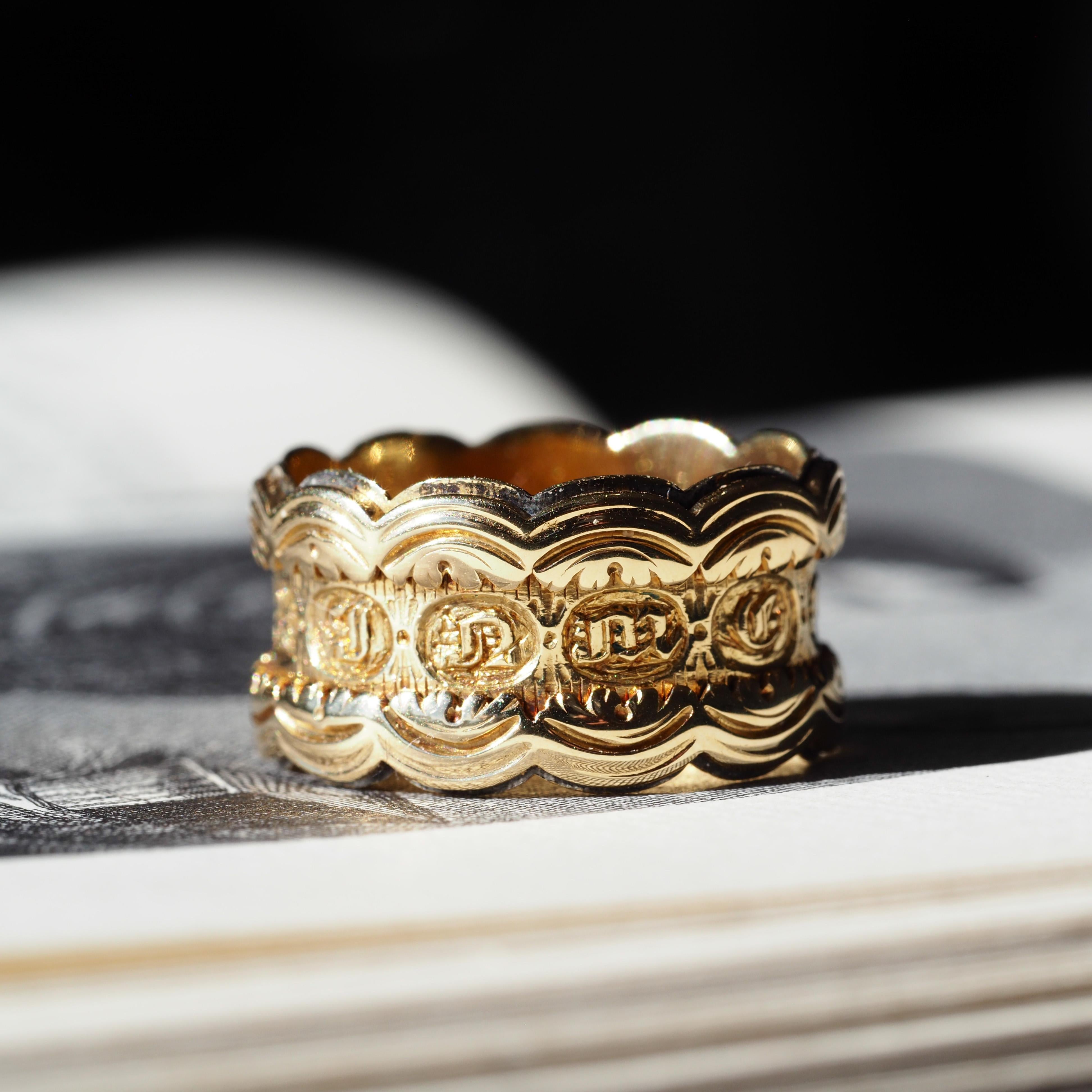 Nous sommes ravis de vous proposer cette magnifique bague ancienne en or 18ct de style géorgien, fabriquée à Londres en 1831 et portant la marque de Thomas Gaunt.

Dès le premier coup d'œil, cette bague dégage un air spectaculaire et majestueux