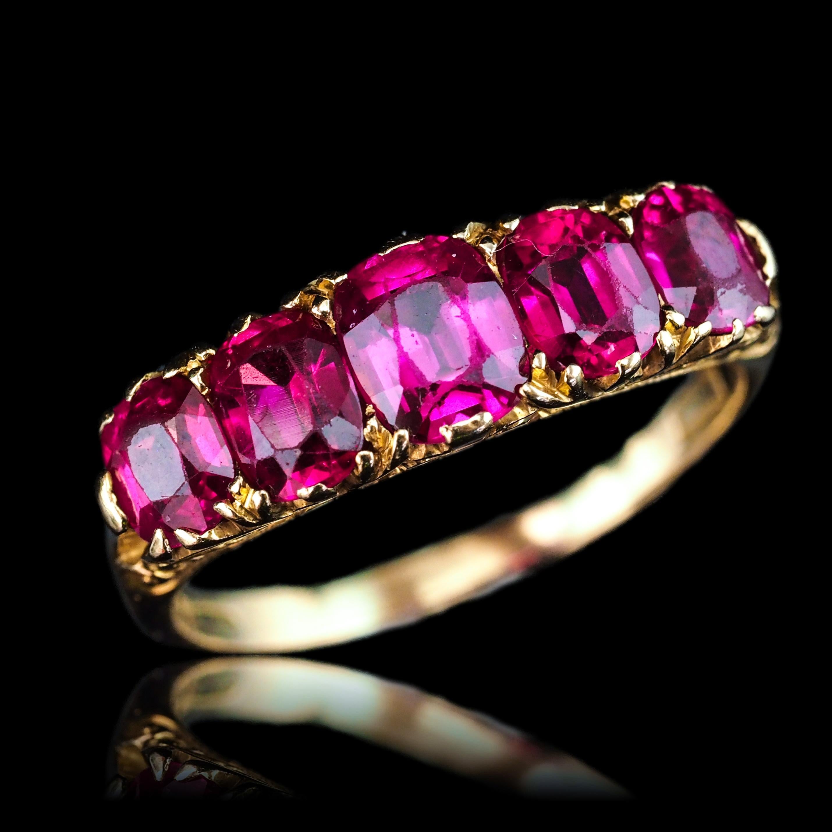 Victorien Antique Victorian Ruby Ring 5 Stone Design 18K Gold - c.1900 en vente